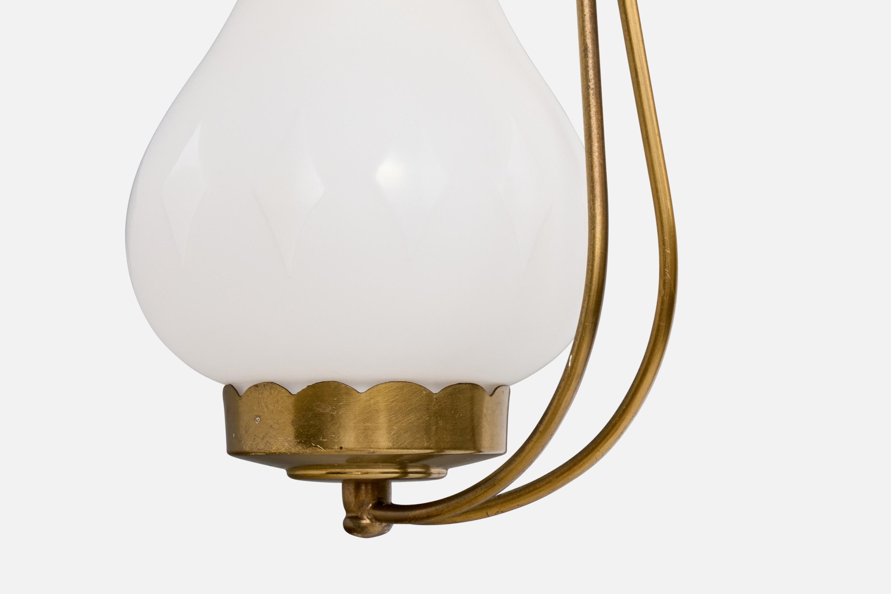 Laiton Designer suédois, lustre, laiton, verre, Suède, années 1950 en vente