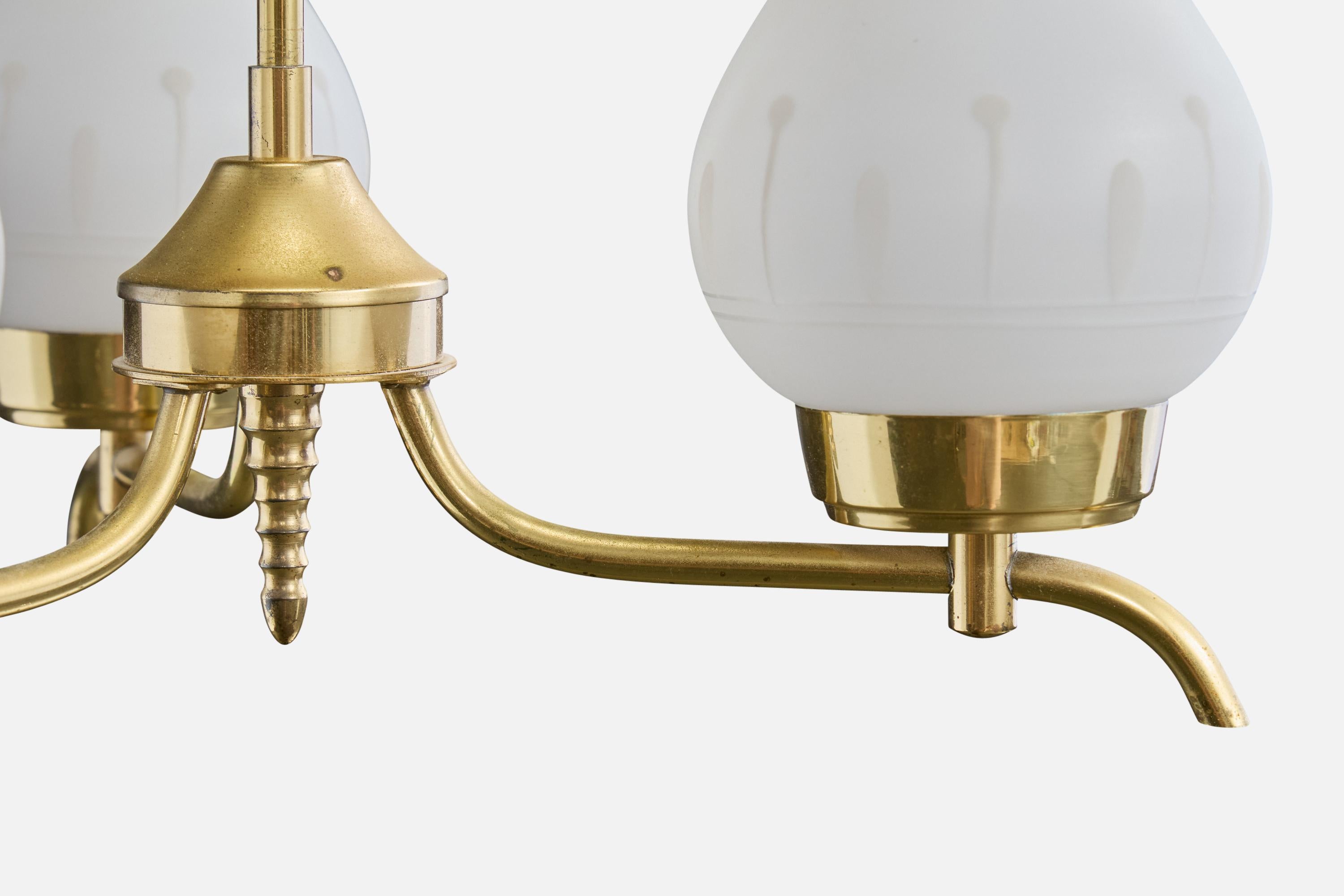 Ottone Lampadario di design svedese, ottone, vetro, Svezia, anni '1950 in vendita