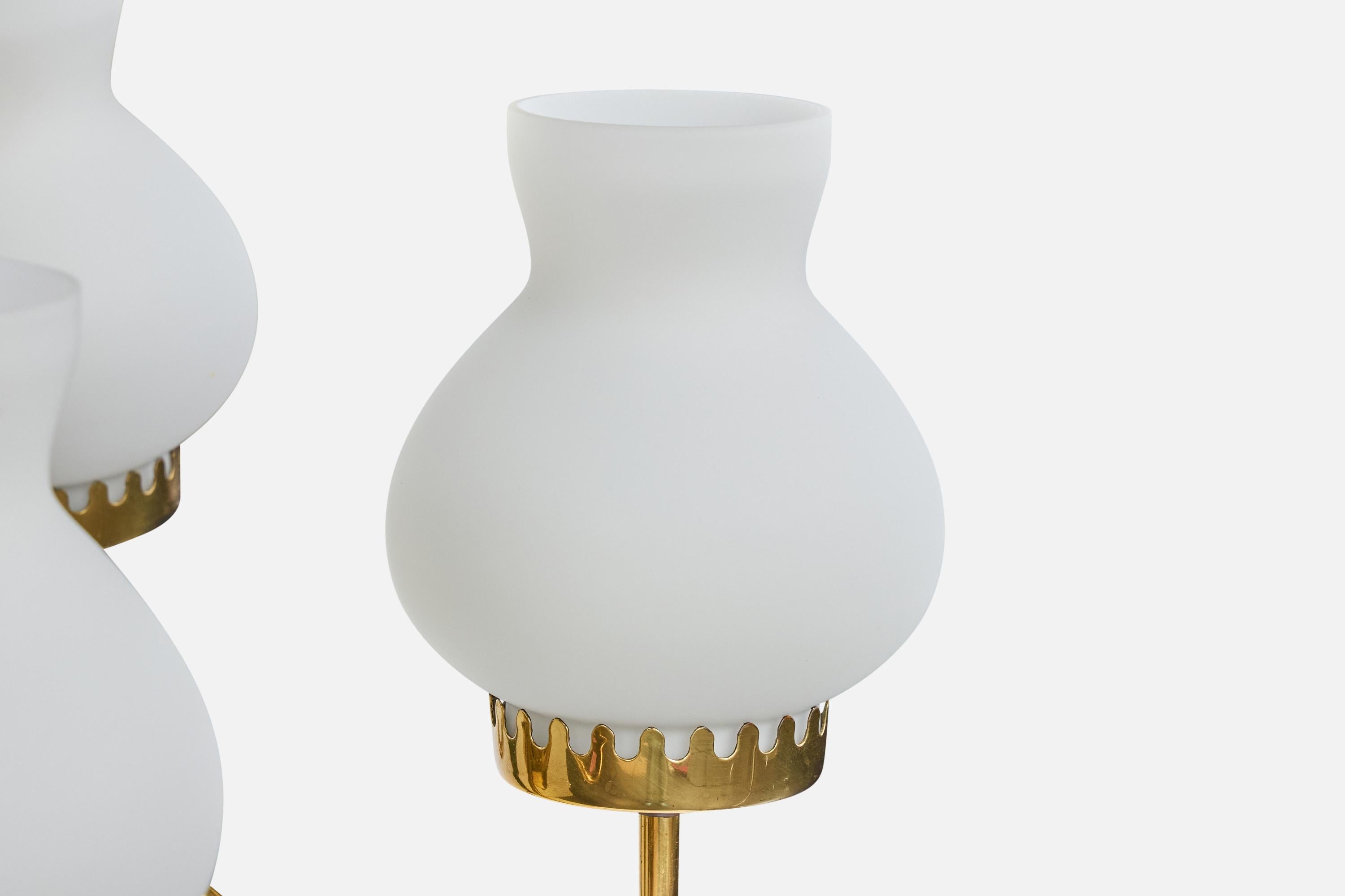 Laiton Designer suédois, lustre, laiton, verre, Suède, années 1950 en vente