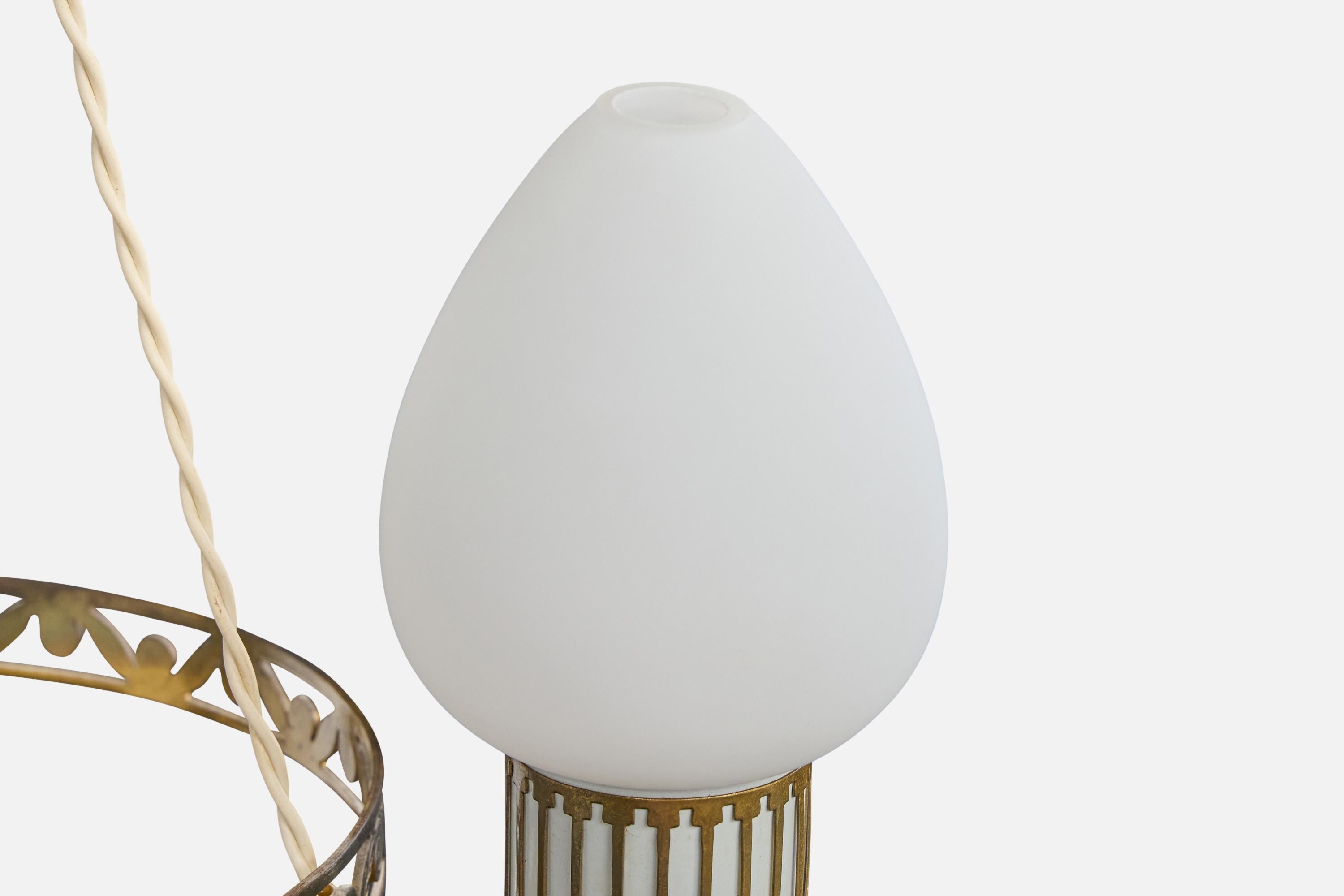 Laiton Designer suédois, lustre, laiton, verre, Suède, années 1950 en vente