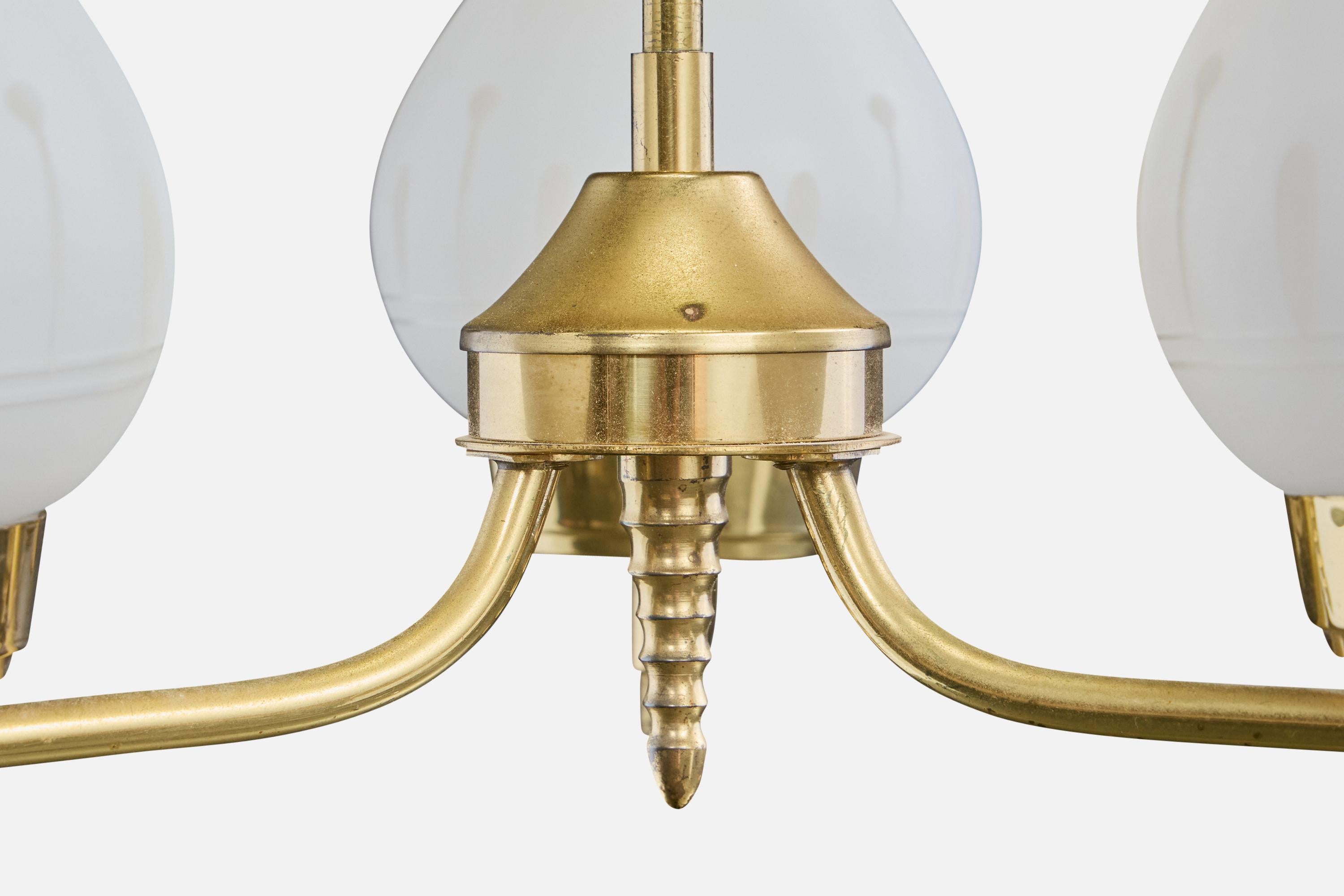 Lampadario di design svedese, ottone, vetro, Svezia, anni '1950 in vendita 1