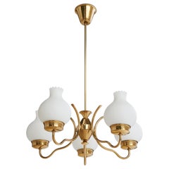 Designer suédois, lustre, laiton, verre, Suède, années 1950