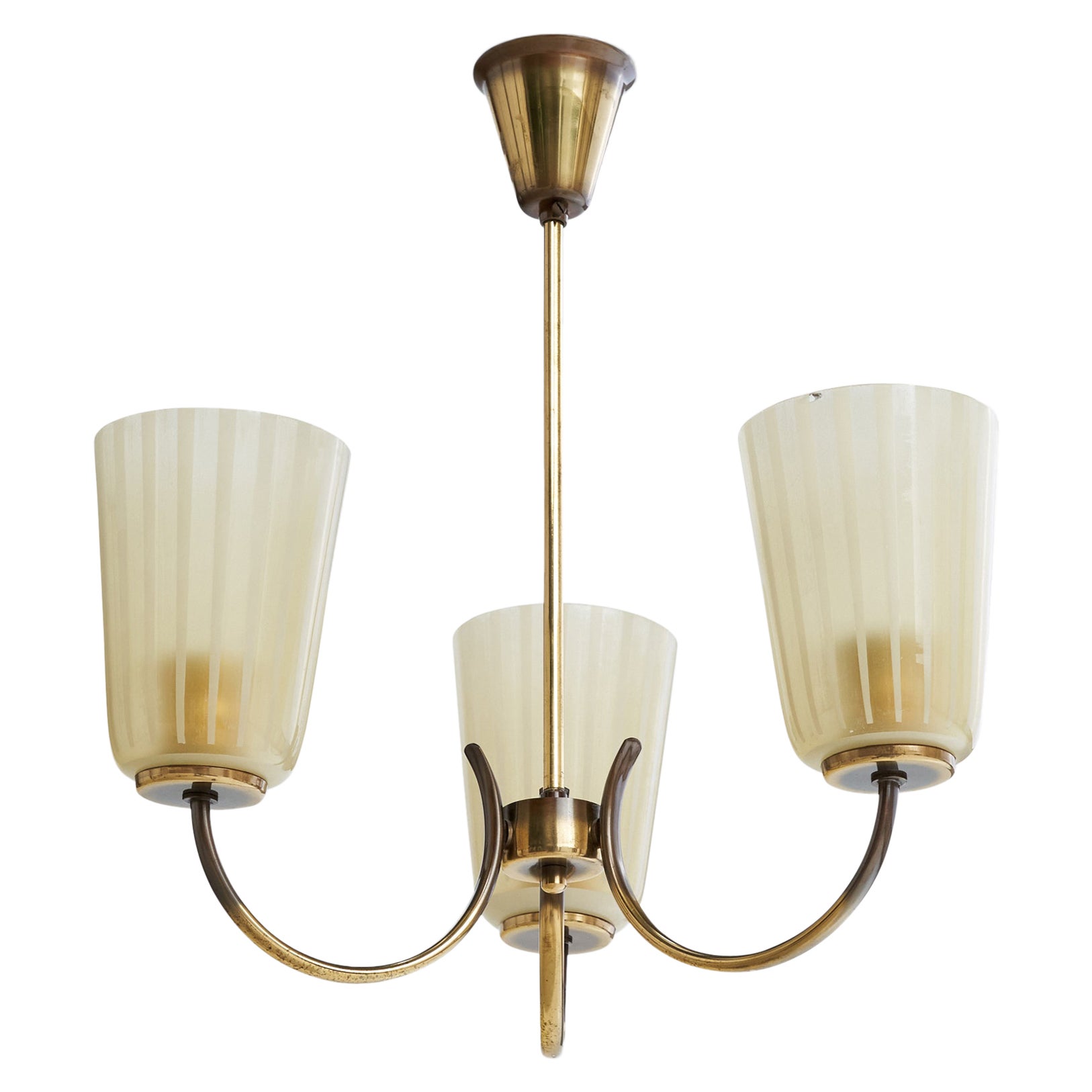 Designer suédois, lustre, laiton, verre, Suède, années 1950