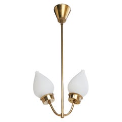 Designer suédois, lustre, laiton, verre, Suède, années 1950