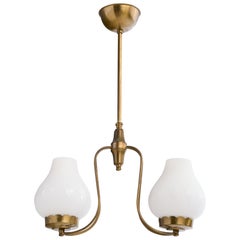 Designer suédois, lustre, laiton, verre, Suède, années 1950