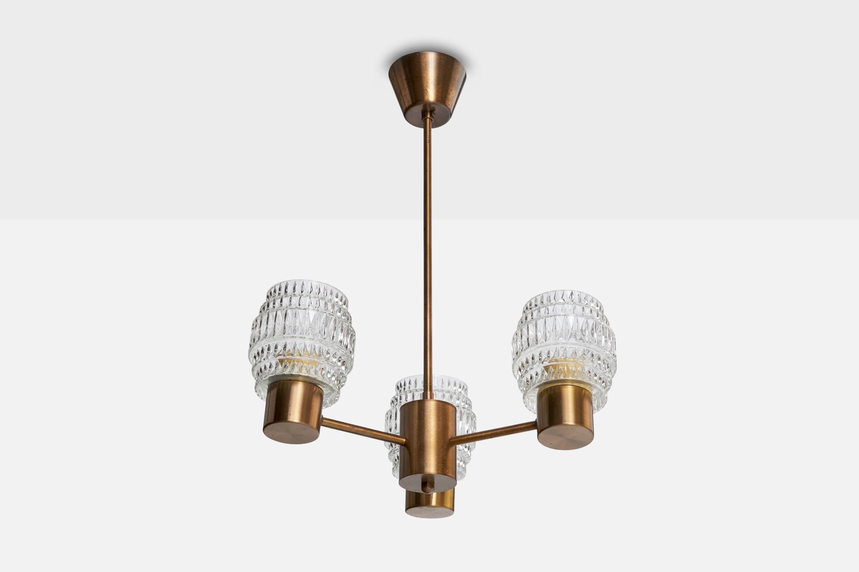 Lustre en laiton et en verre conçu et produit en Suède, c. 1960.

Dimensions globales (pouces) : 22