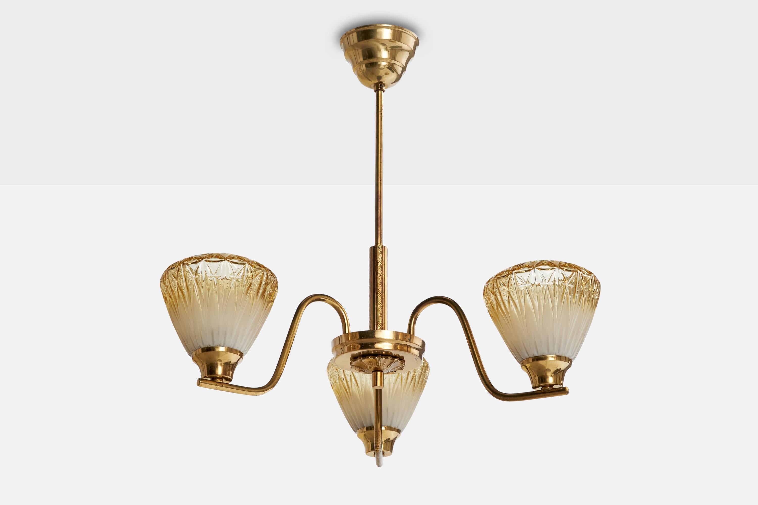 Lustre en laiton et en verre conçu et produit en Suède, c. 1960.

Dimensions globales (pouces) : 19