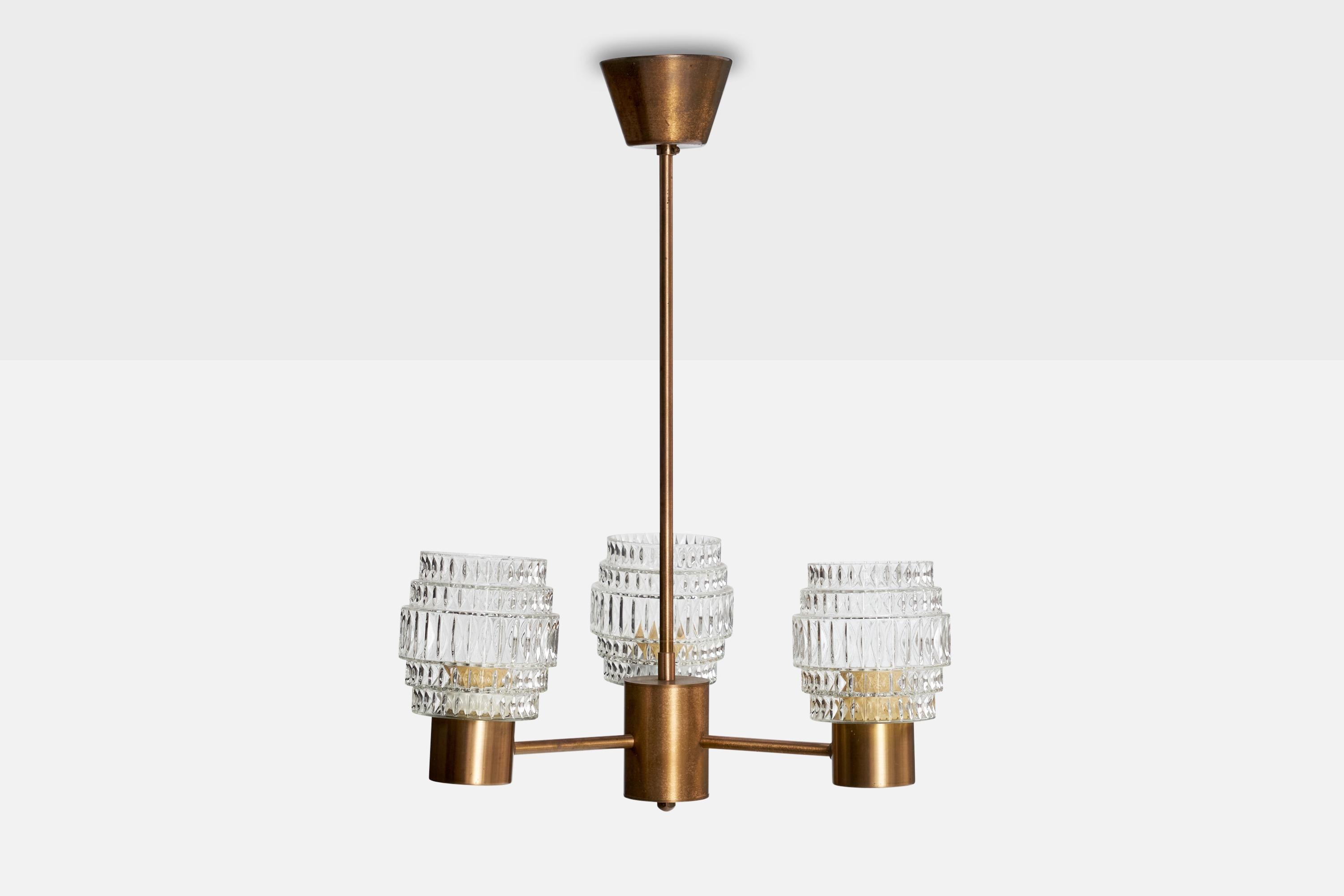 Scandinave moderne Designer suédois, lustre, laiton, verre, Suède, années 1960 en vente