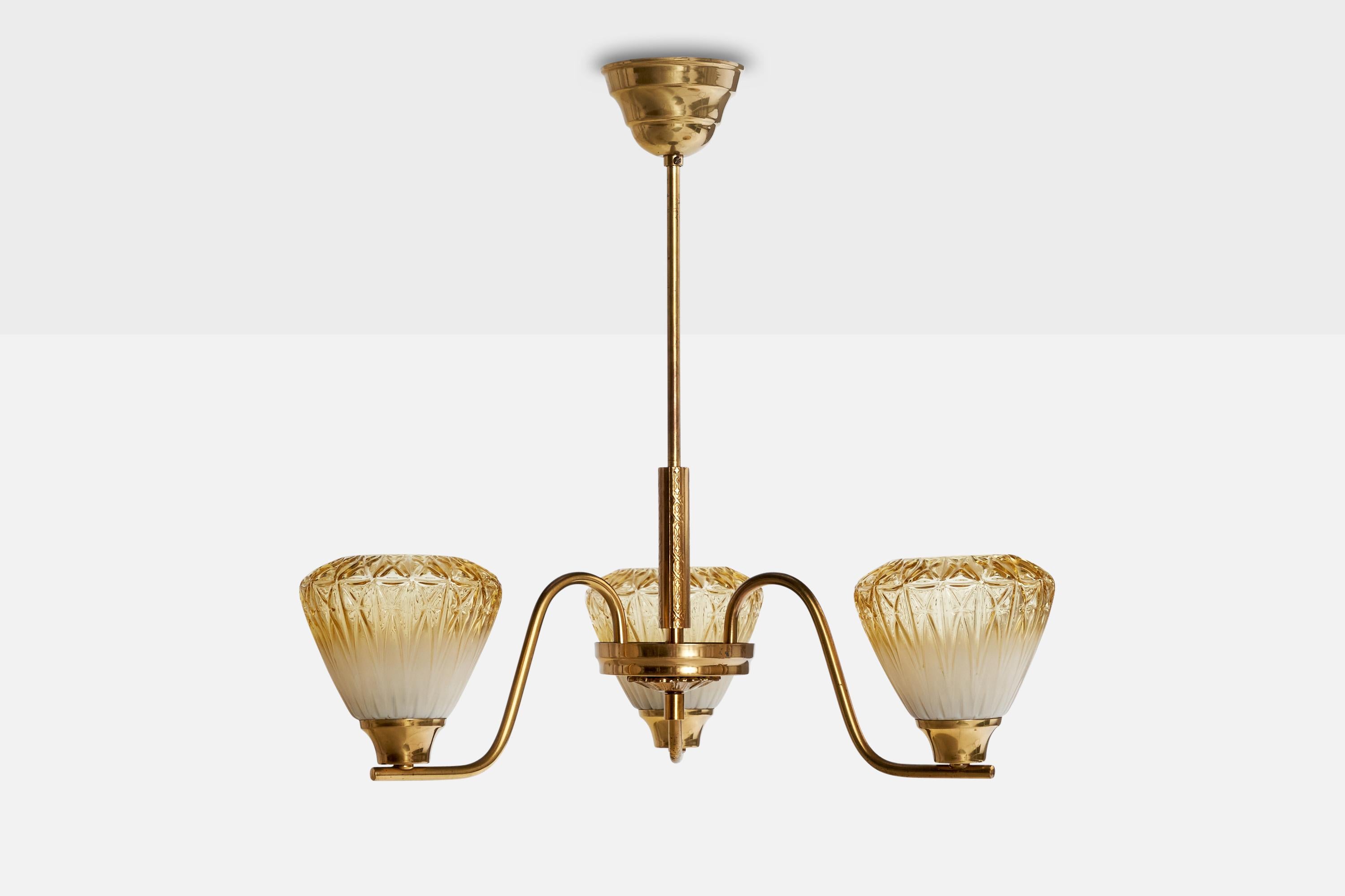 Suédois Designer suédois, lustre, laiton, verre, Suède, années 1960 en vente