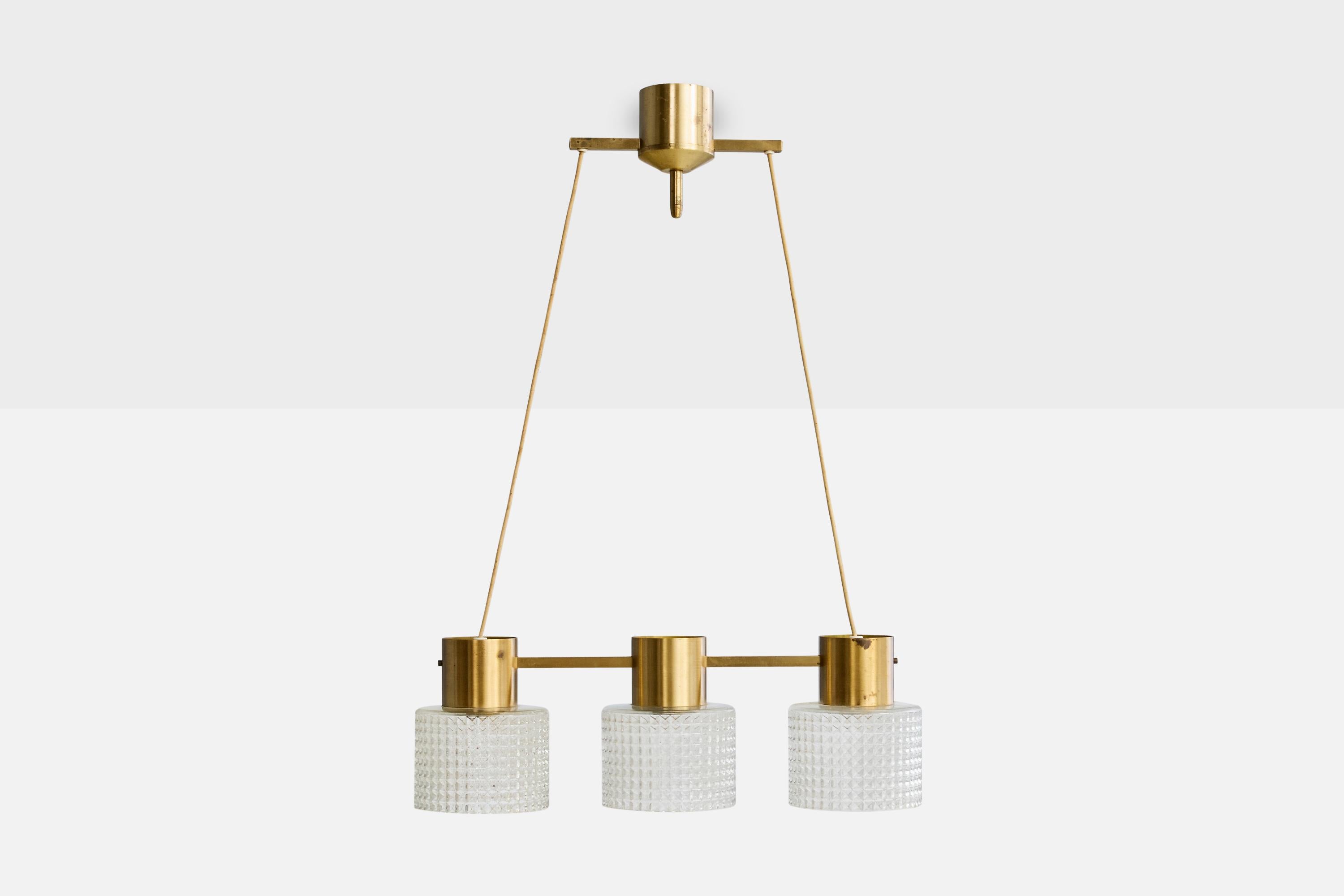 Schwedischer Designer, Kronleuchter, Messing, Glas, Schweden, 1960er Jahre (Moderne der Mitte des Jahrhunderts) im Angebot