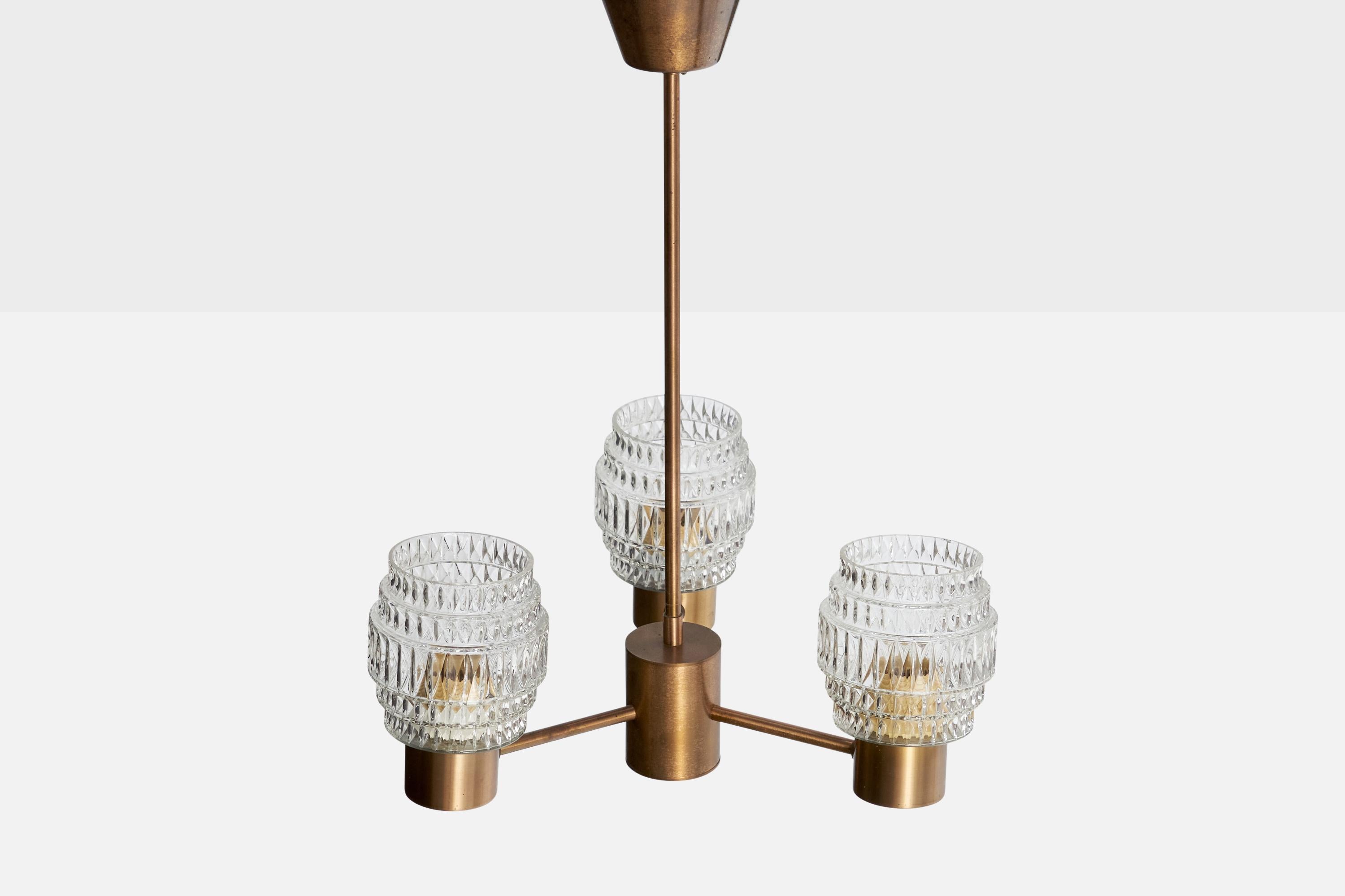 Suédois Designer suédois, lustre, laiton, verre, Suède, années 1960 en vente