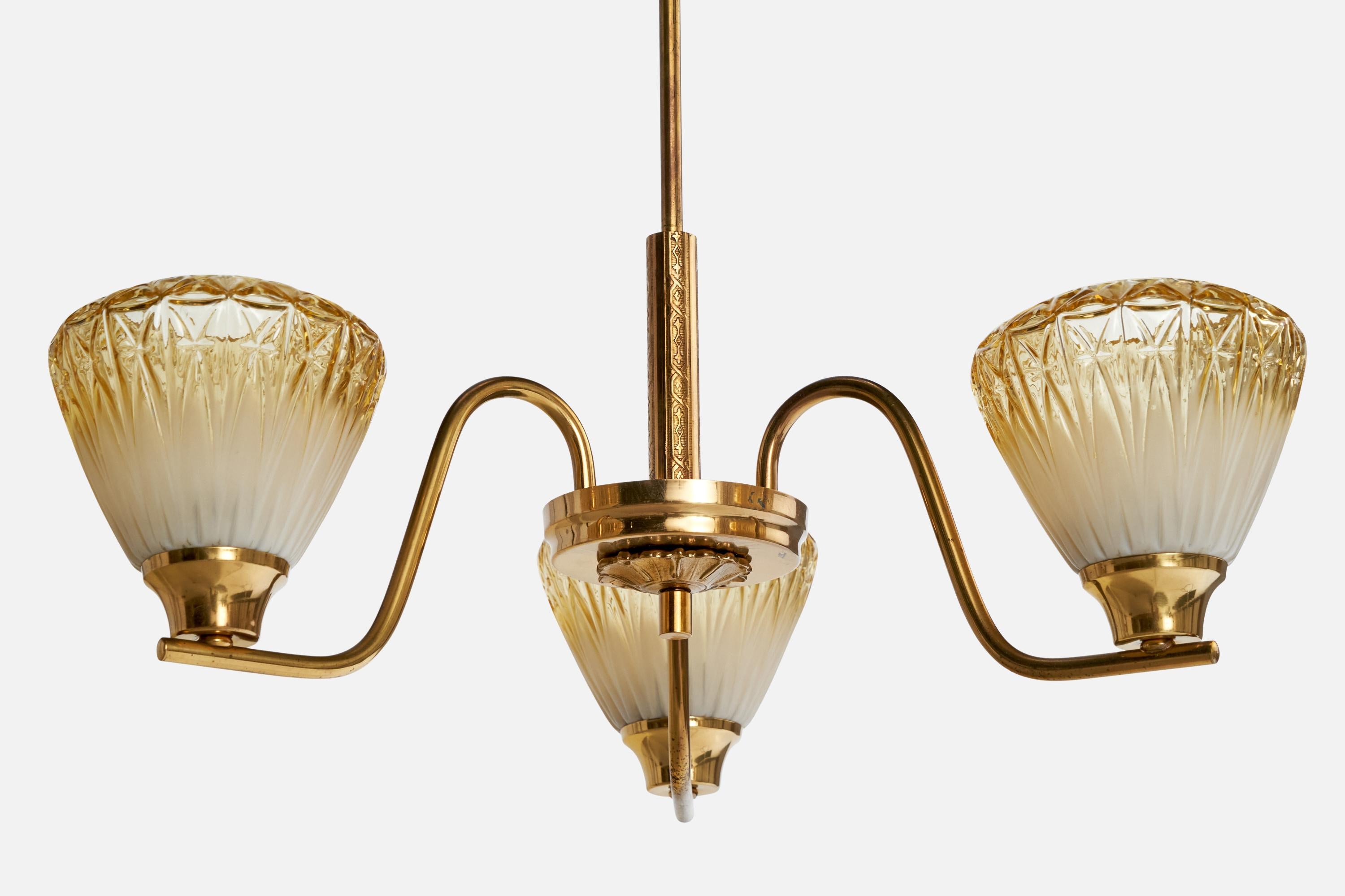 Milieu du XXe siècle Designer suédois, lustre, laiton, verre, Suède, années 1960 en vente