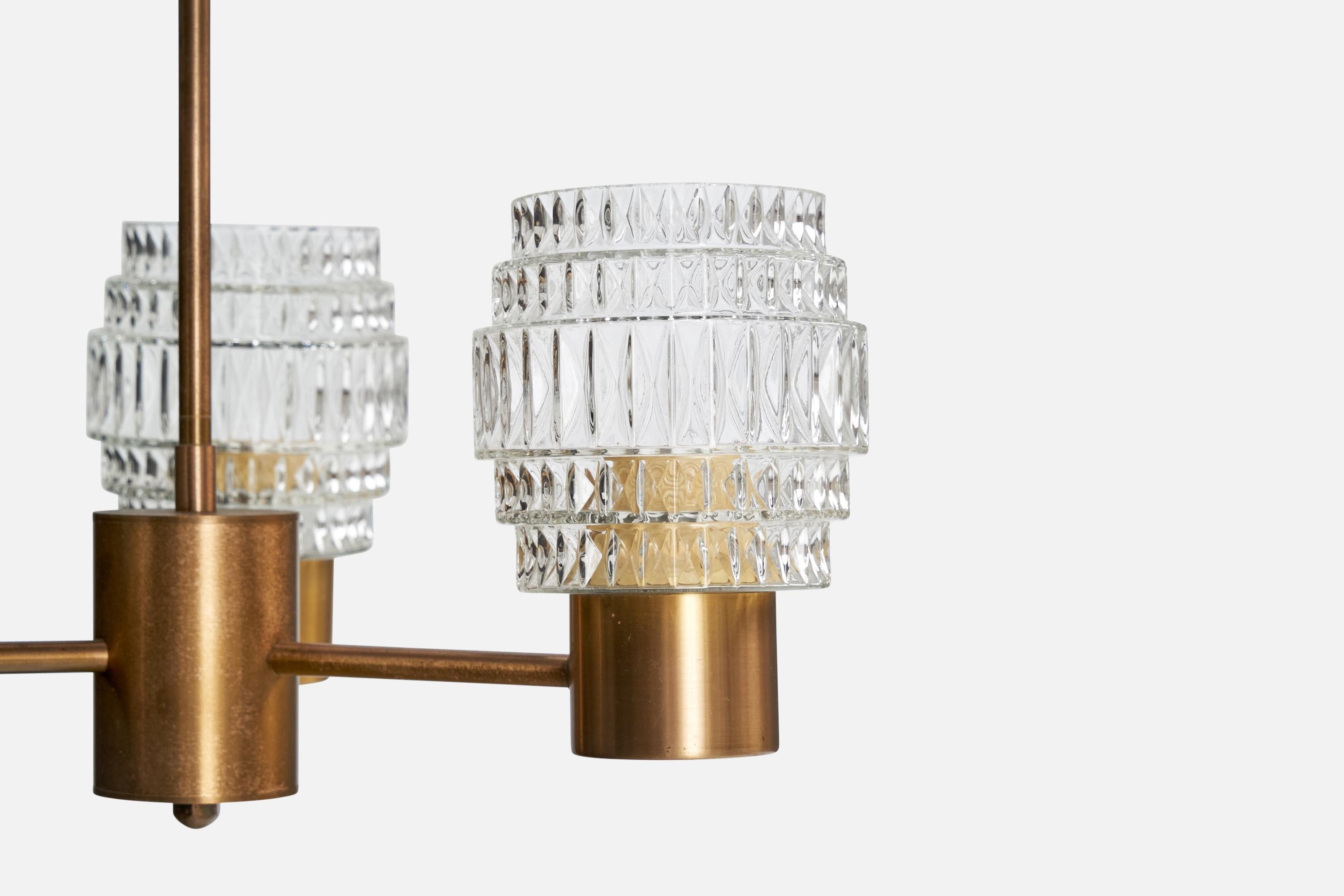 Milieu du XXe siècle Designer suédois, lustre, laiton, verre, Suède, années 1960 en vente