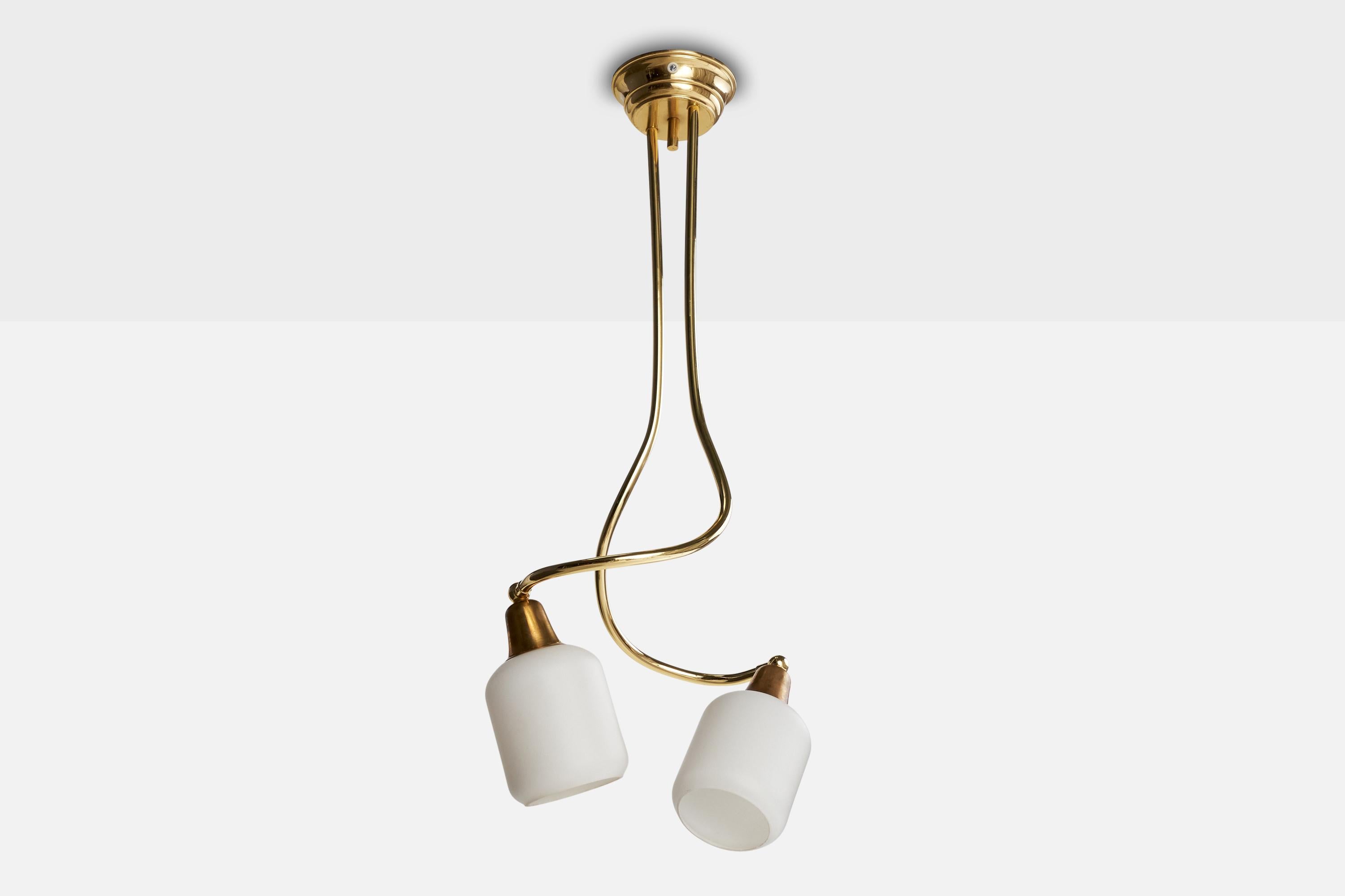 Lustre en laiton et verre opalin blanc produit en Suède, c.C. 1970.

Dimensions globales (pouces) : 30.5