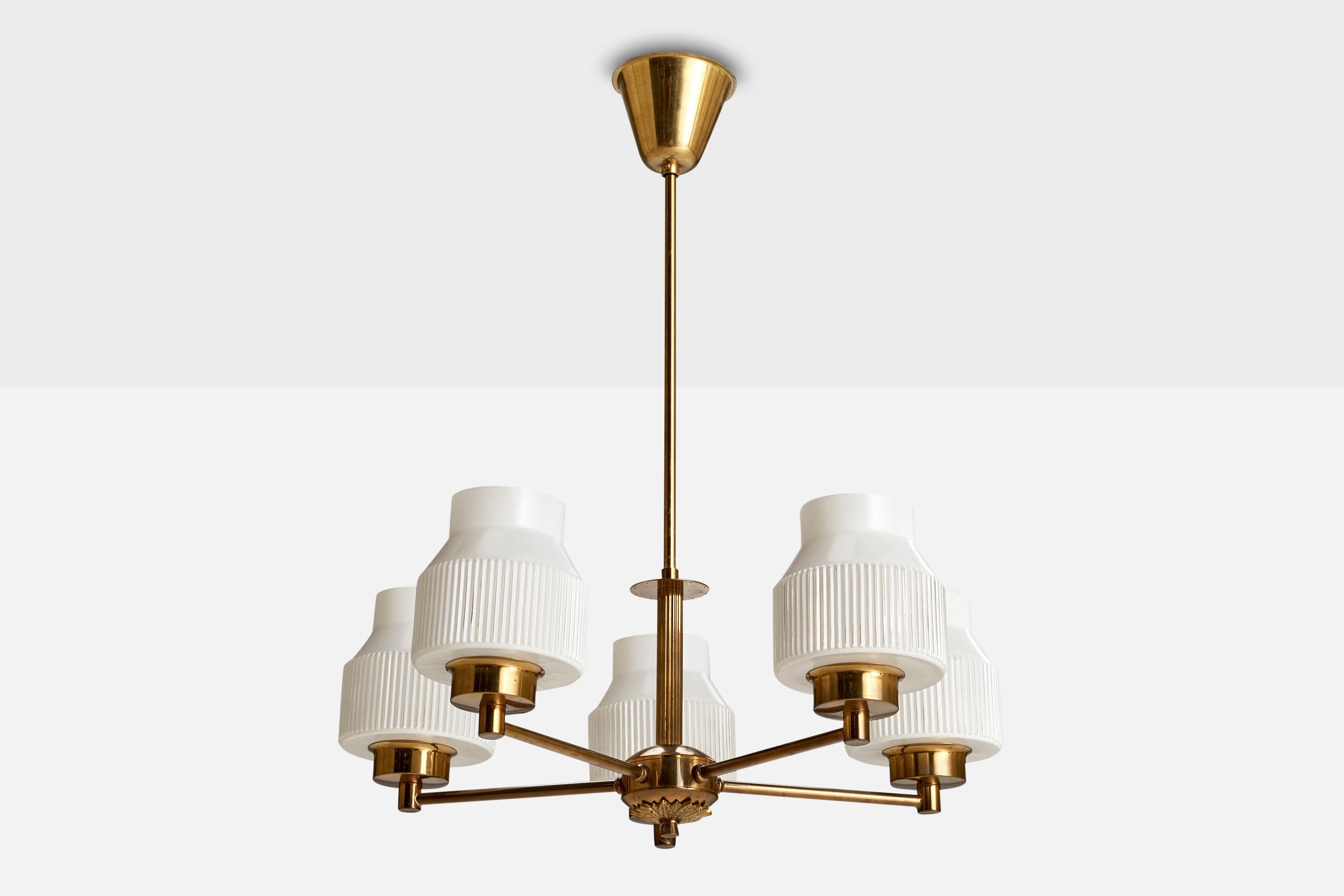 Lampadario in ottone e vetro opalino bianco progettato e prodotto in Svezia, anni '50 circa.

Dimensioni complessive (pollici): 23,625
