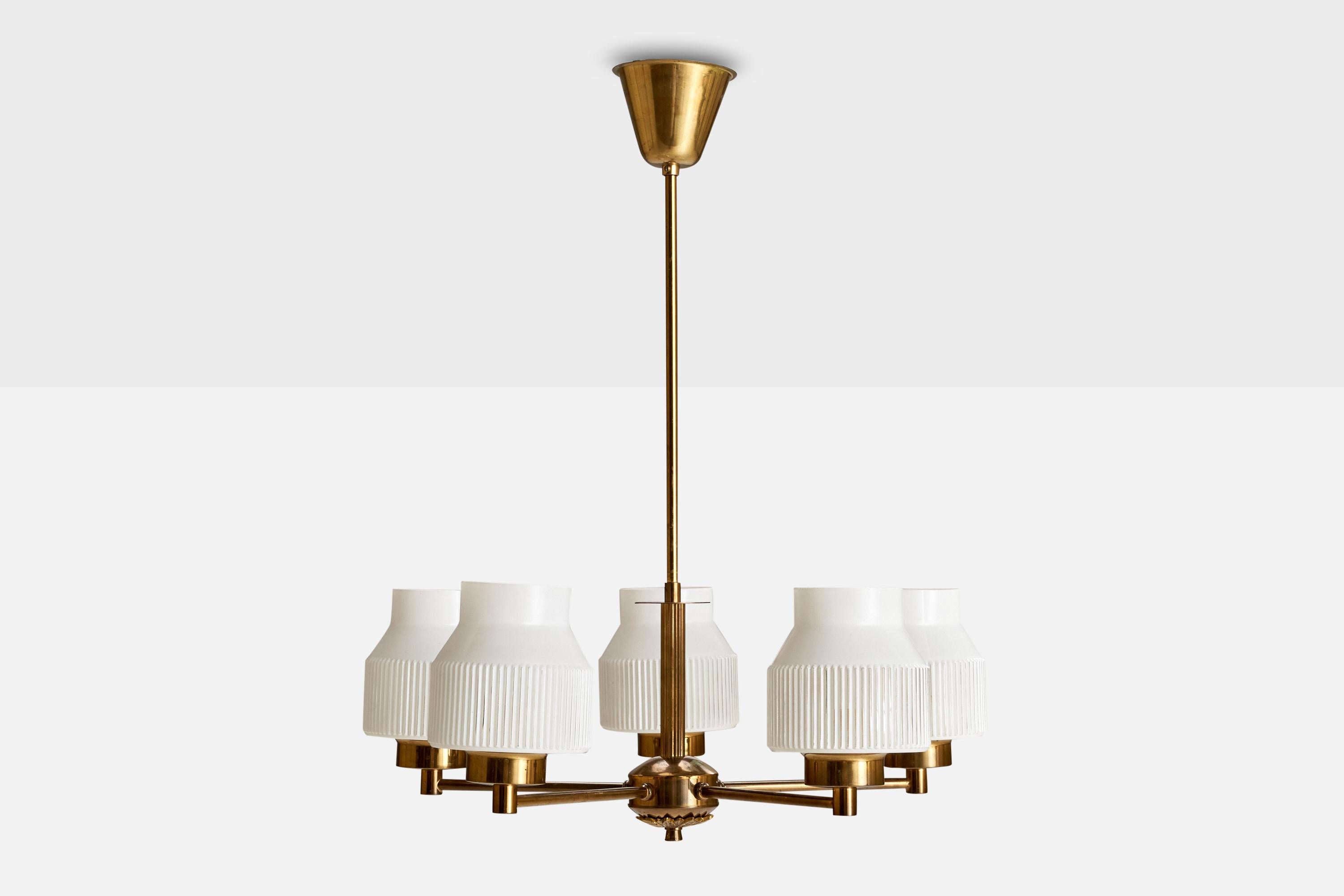 Mid-Century moderno Designer svedese,  Lampadario, ottone, vetro, Svezia, anni '50 ca. in vendita