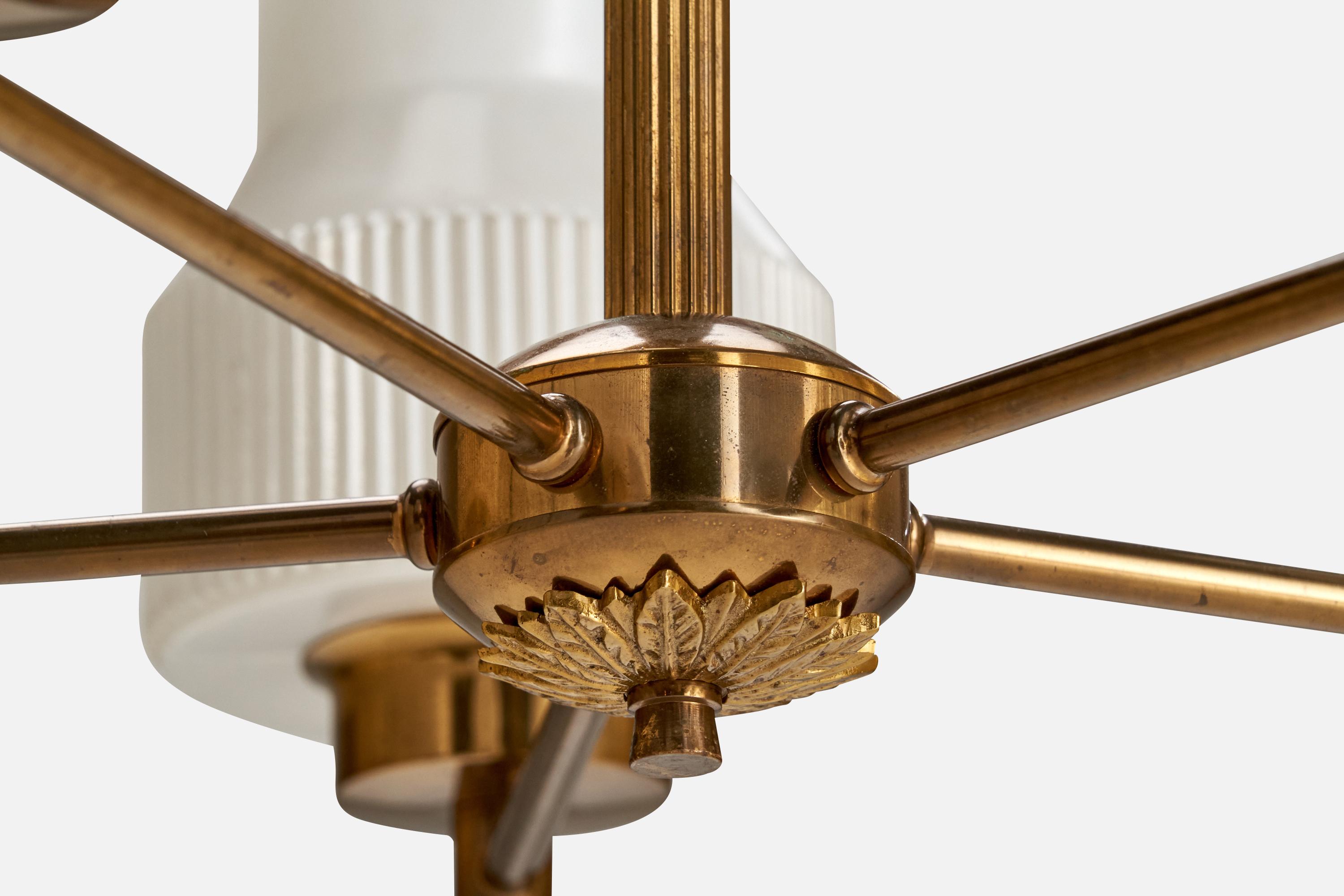 Metà XX secolo Designer svedese,  Lampadario, ottone, vetro, Svezia, anni '50 ca. in vendita