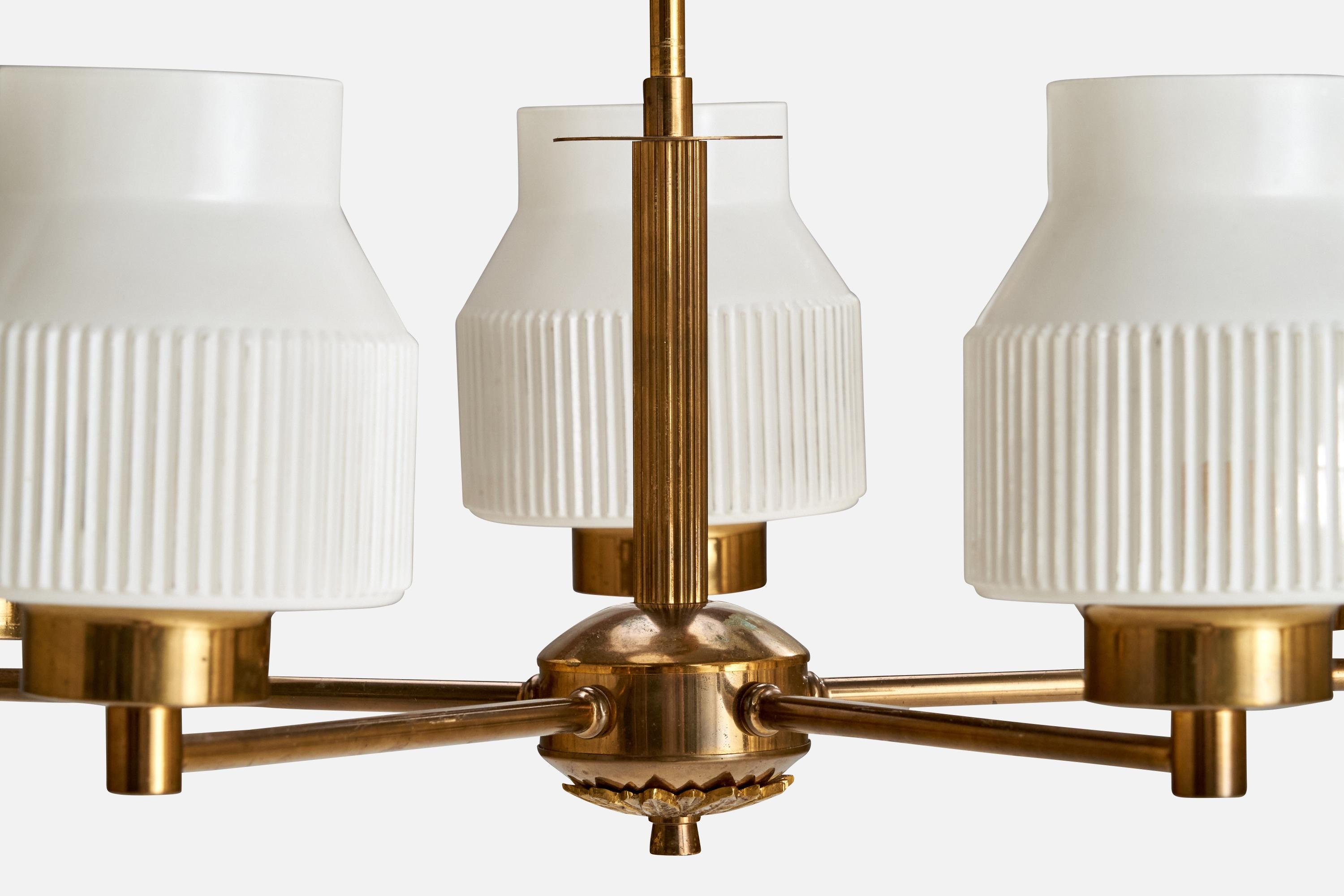 Ottone Designer svedese,  Lampadario, ottone, vetro, Svezia, anni '50 ca. in vendita