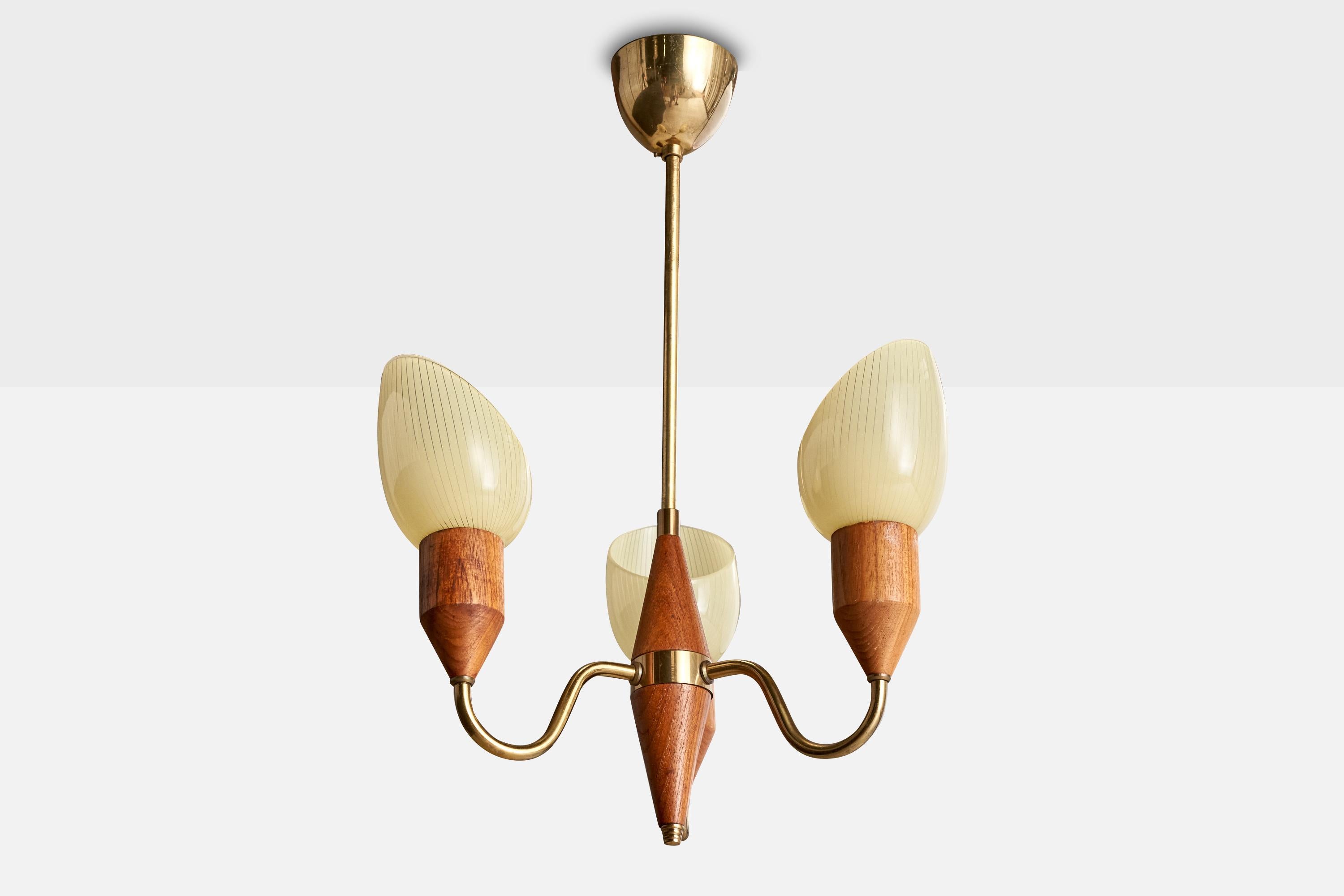 Araña de latón, teca y cristal diseñada y fabricada en Suecia, c. 1950.

Dimensiones totales (pulgadas): 20,625