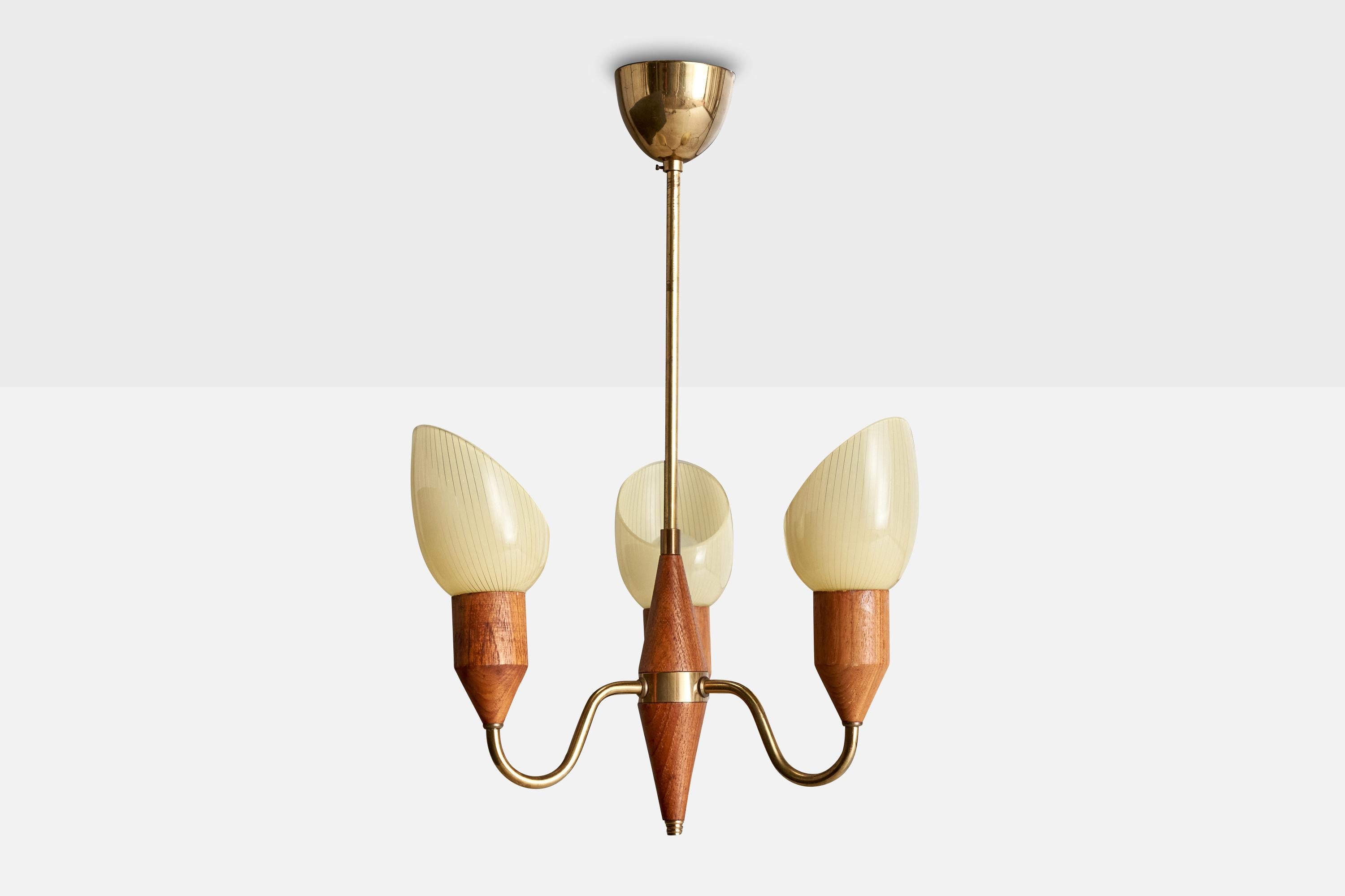 Diseñador sueco, lámpara de araña, latón, cristal, teca, Suecia, años 50 Escandinavo moderno en venta