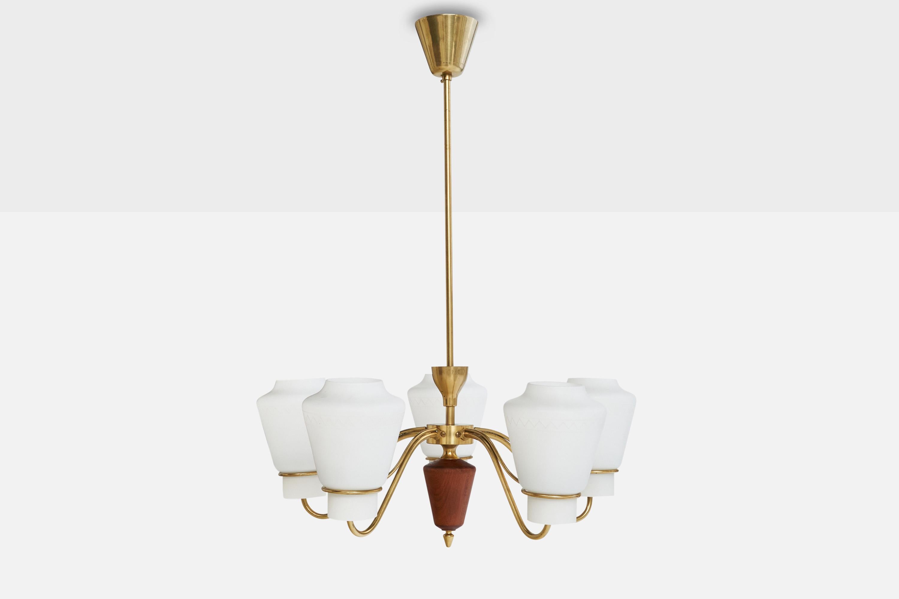 Schwedischer Designer, Kronleuchter, Messing, Glas, Teakholz, Schweden, 1950er Jahre (Skandinavische Moderne) im Angebot