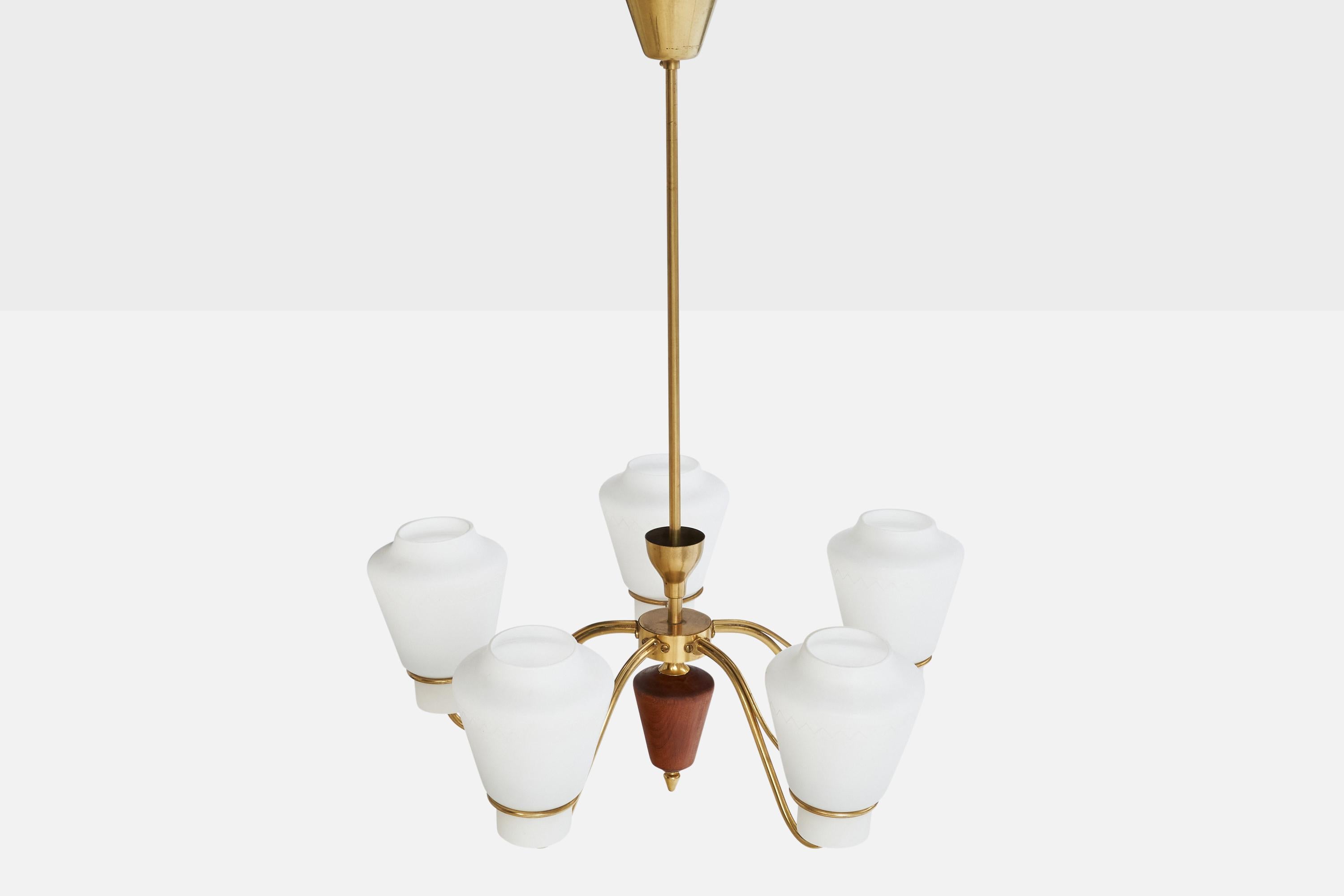 Schwedischer Designer, Kronleuchter, Messing, Glas, Teakholz, Schweden, 1950er Jahre im Zustand „Gut“ im Angebot in High Point, NC