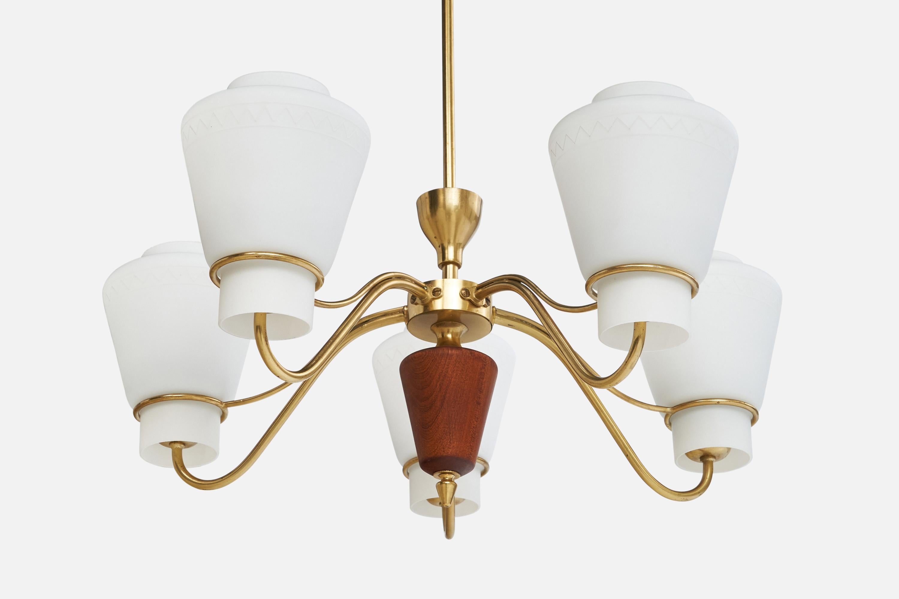 Schwedischer Designer, Kronleuchter, Messing, Glas, Teakholz, Schweden, 1950er Jahre (Mitte des 20. Jahrhunderts) im Angebot