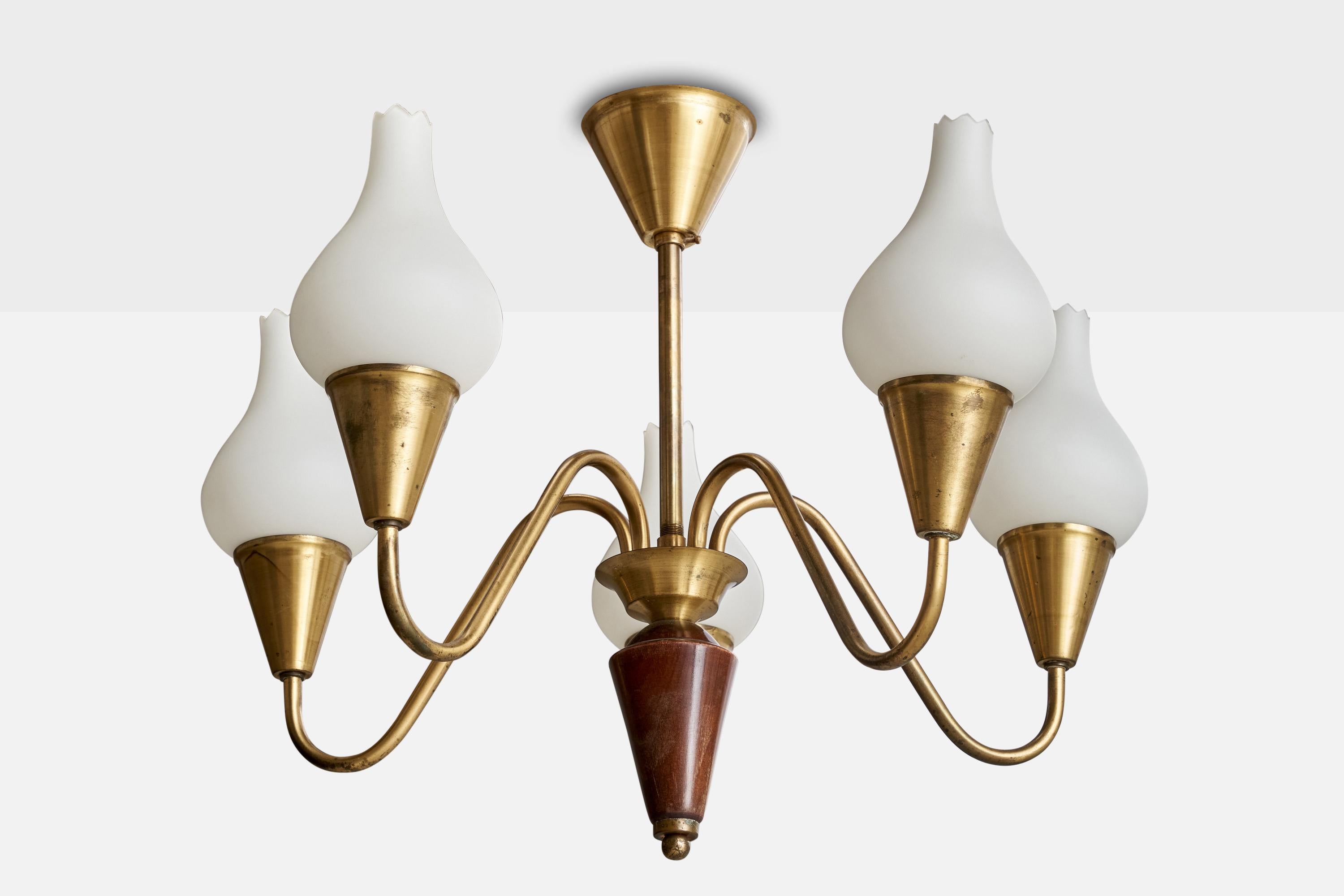 Lustre en laiton, verre et bois teinté foncé, conçu et produit en Suède, C.C. 1940.

Dimensions globales (pouces) : 17