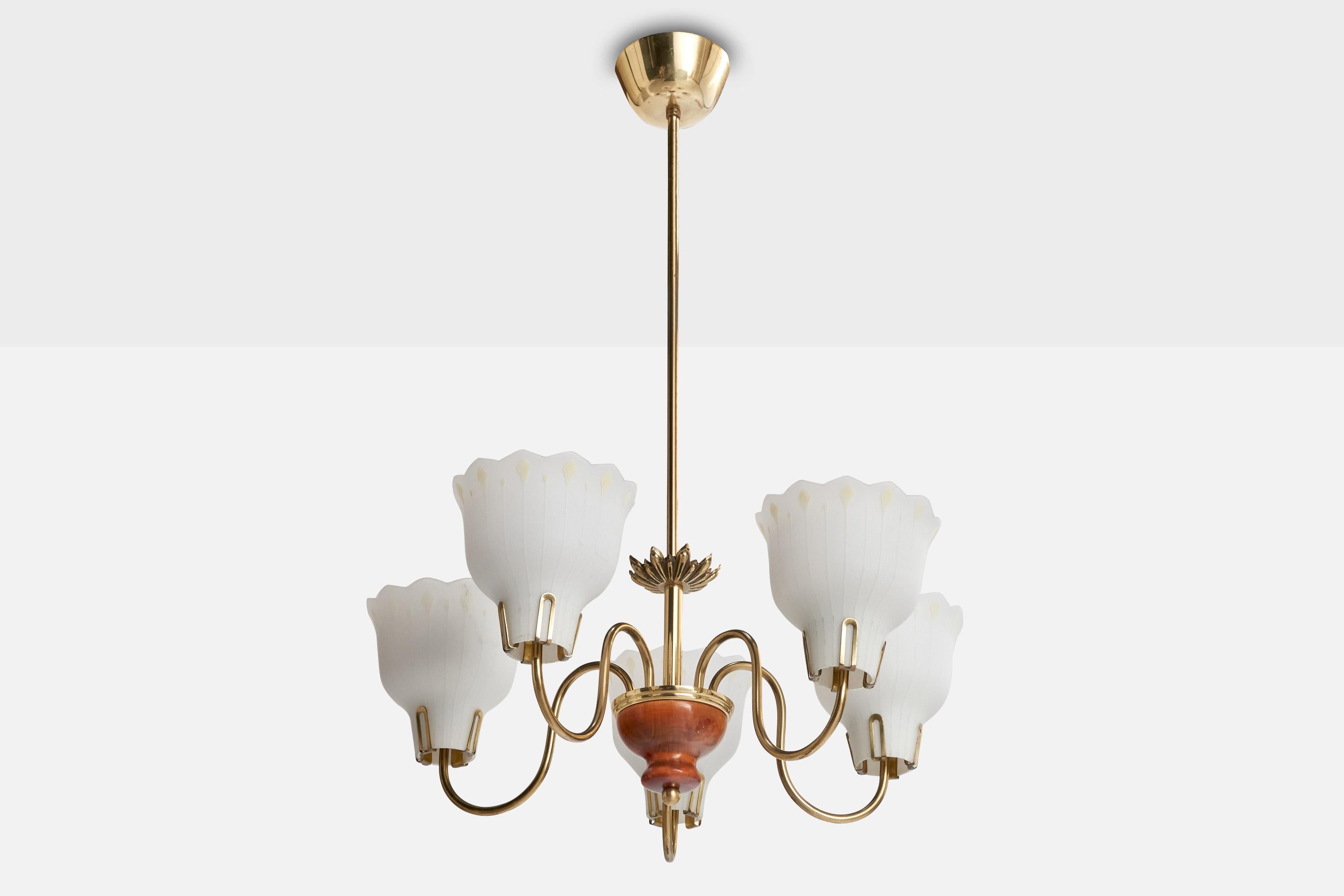 Lustre en laiton, bois et verre opalin blanc gravé, conçu et produit en Suède, vers les années 1940.

Dimensions globales (pouces) : 28.5