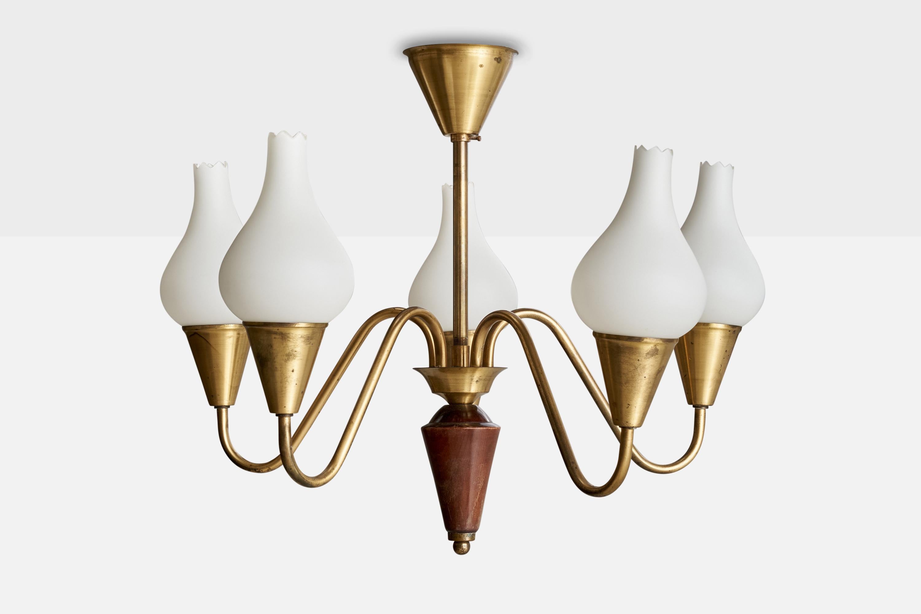 Scandinave moderne Designer suédois, lustre, laiton, verre, bois, Suède, années 1940 en vente