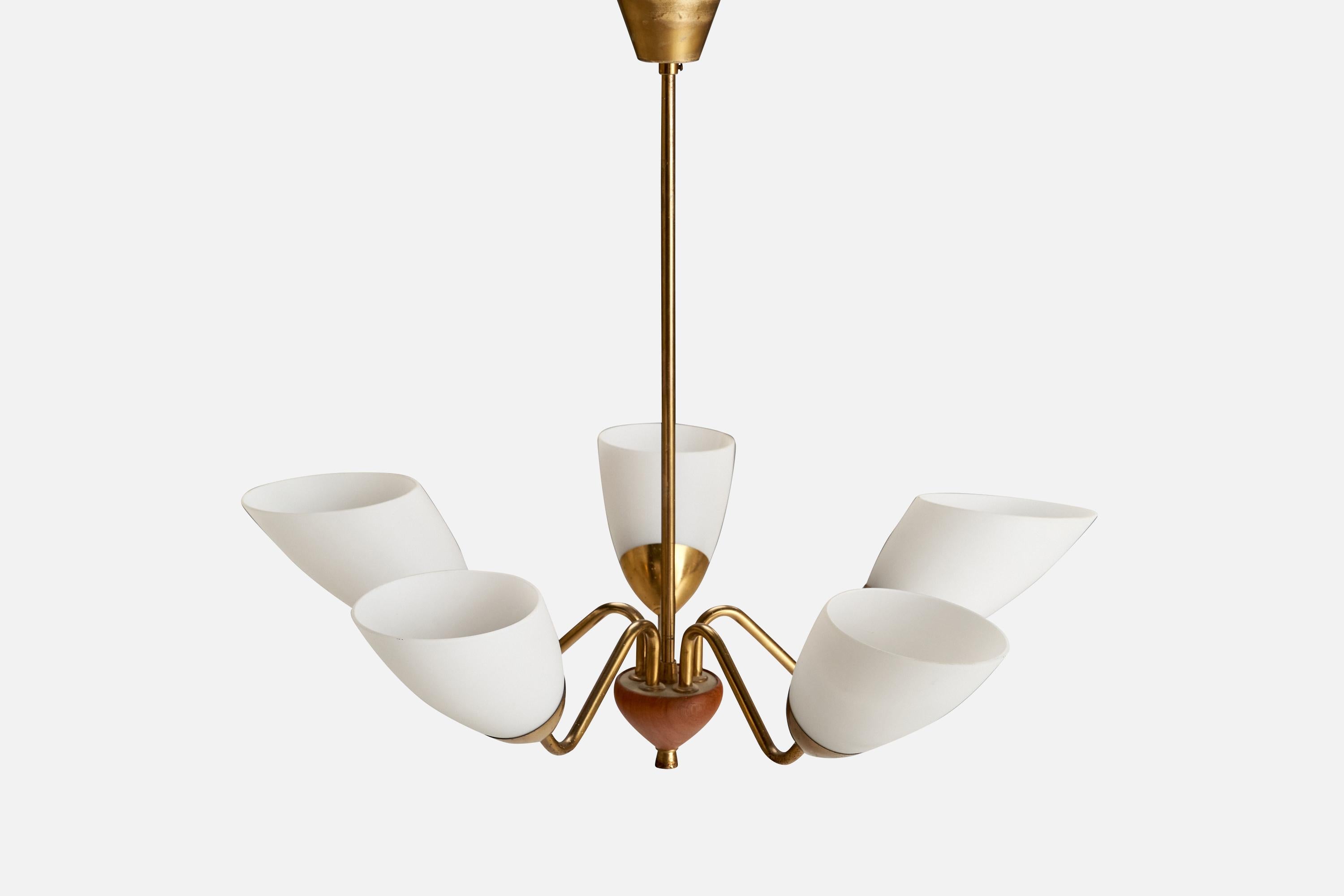 Schwedischer Designer, Kronleuchter, Messing, Glas, Holz, Schweden, 1940er Jahre im Zustand „Gut“ im Angebot in High Point, NC