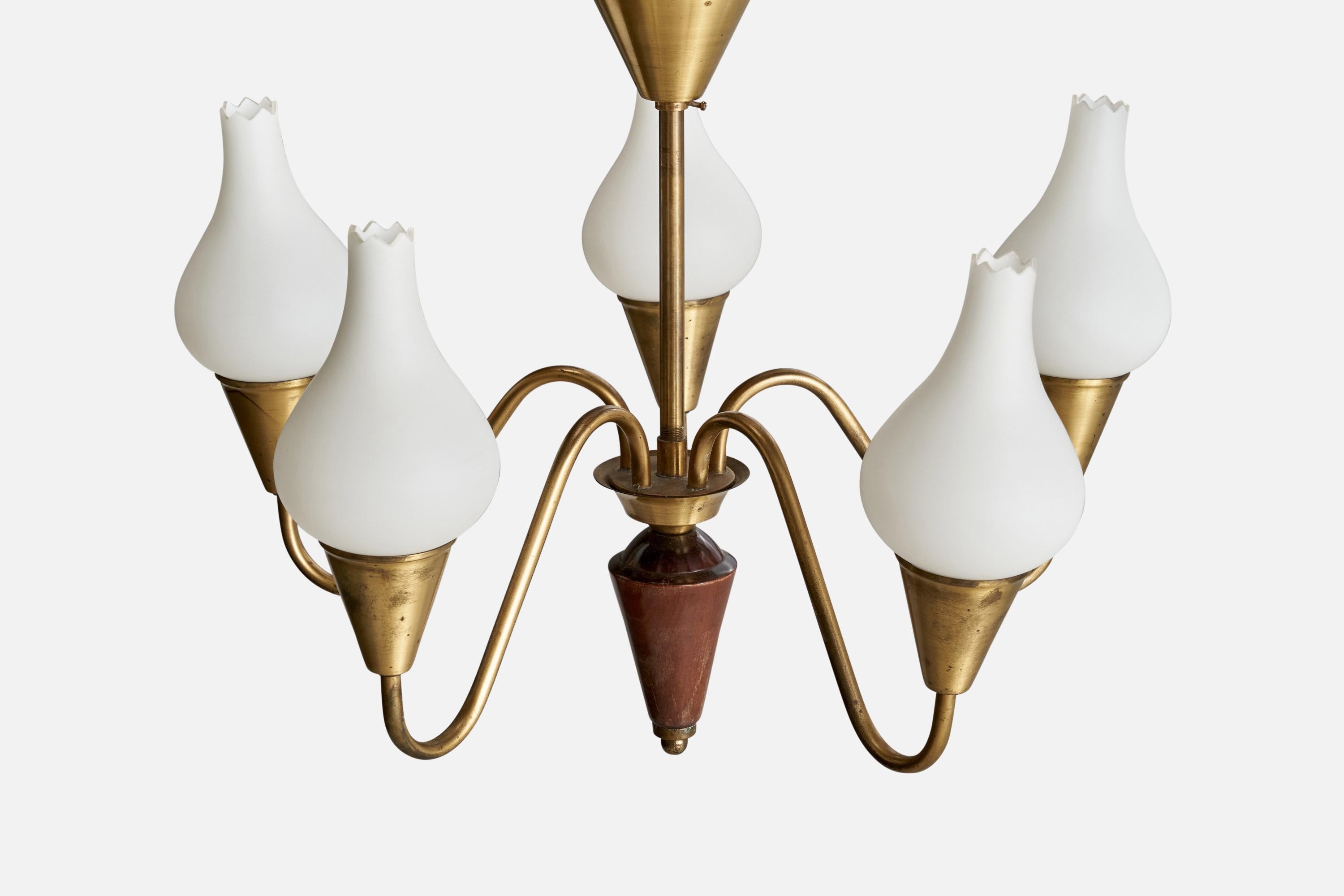 Suédois Designer suédois, lustre, laiton, verre, bois, Suède, années 1940 en vente