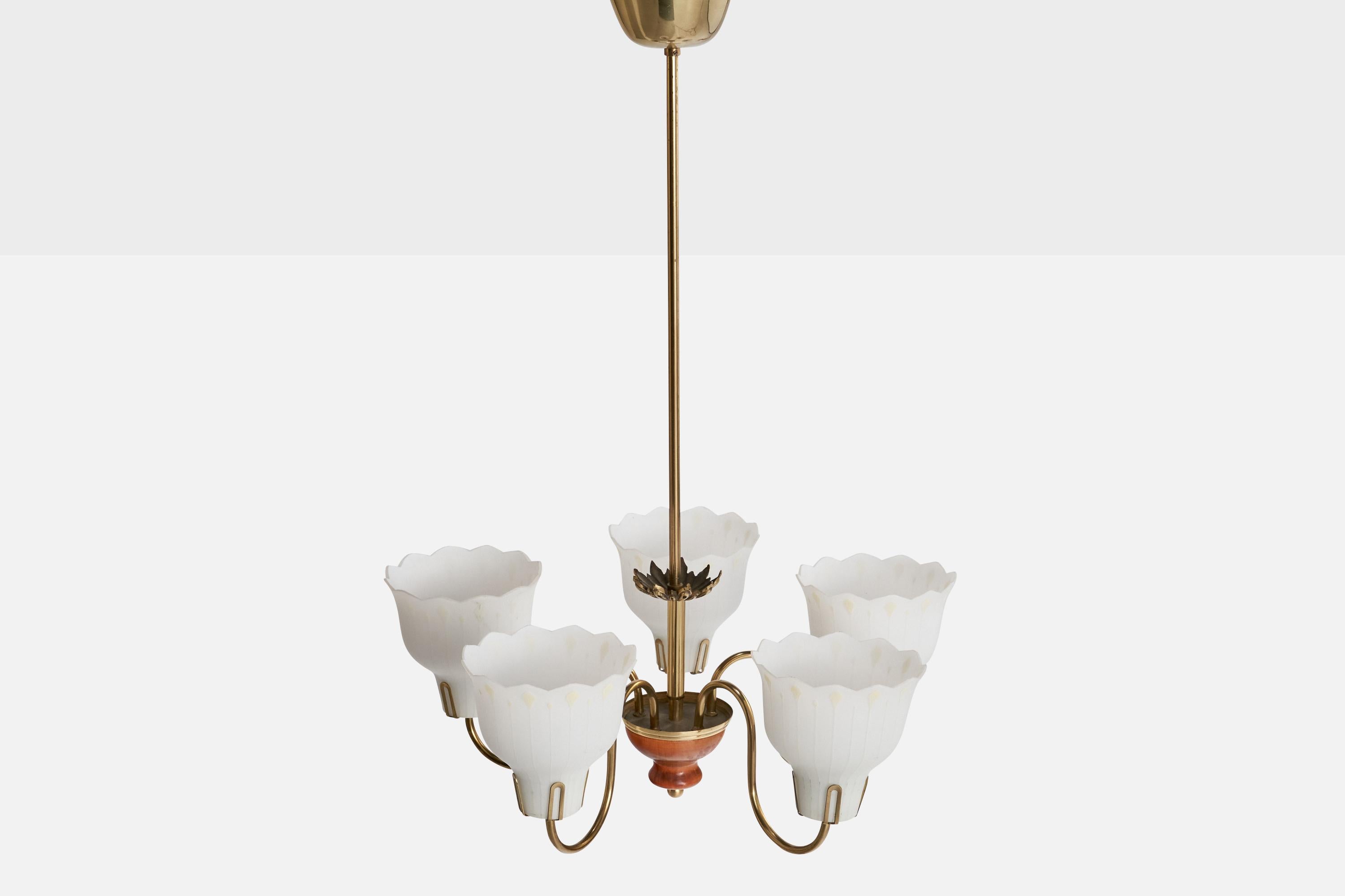 Suédois Designer suédois, lustre, laiton, verre, bois, Suède, années 1940 en vente