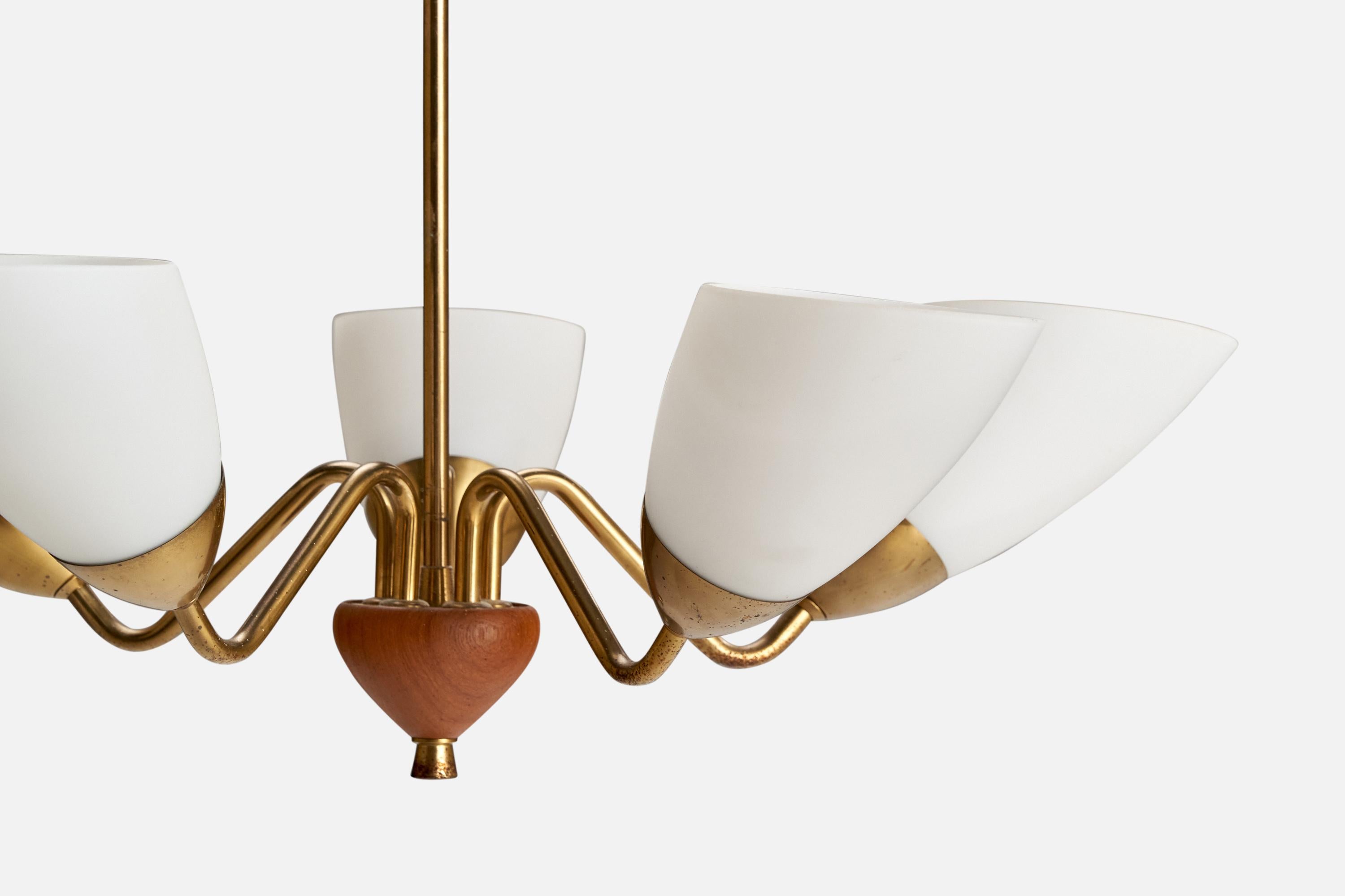 Schwedischer Designer, Kronleuchter, Messing, Glas, Holz, Schweden, 1940er Jahre (Mitte des 20. Jahrhunderts) im Angebot