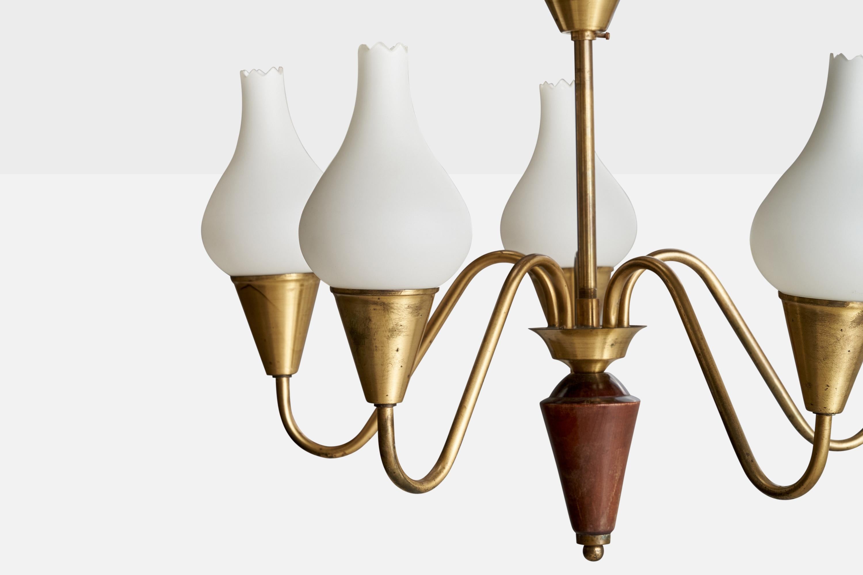 Designer suédois, lustre, laiton, verre, bois, Suède, années 1940 Bon état - En vente à High Point, NC
