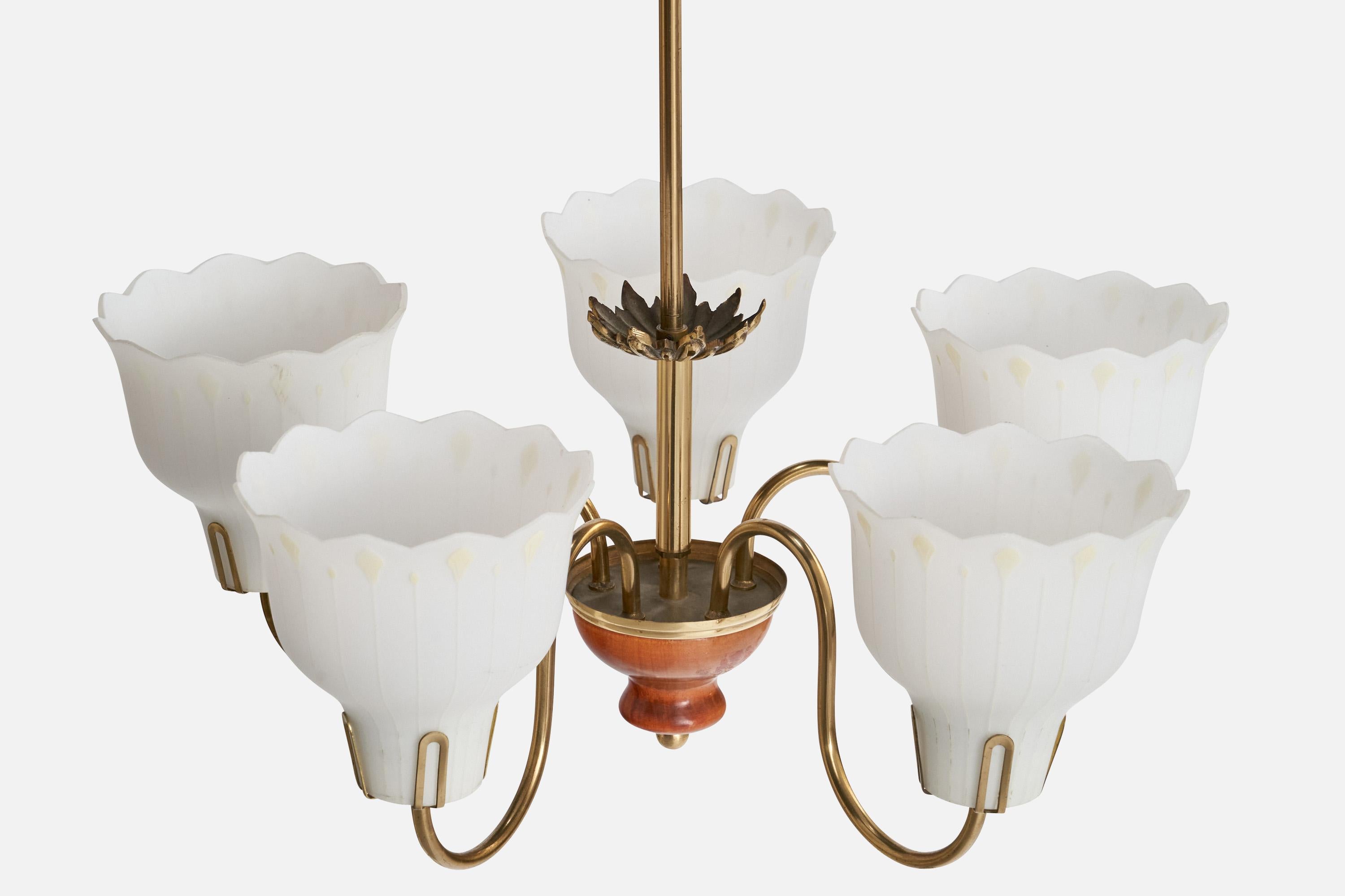 Designer suédois, lustre, laiton, verre, bois, Suède, années 1940 Bon état - En vente à High Point, NC