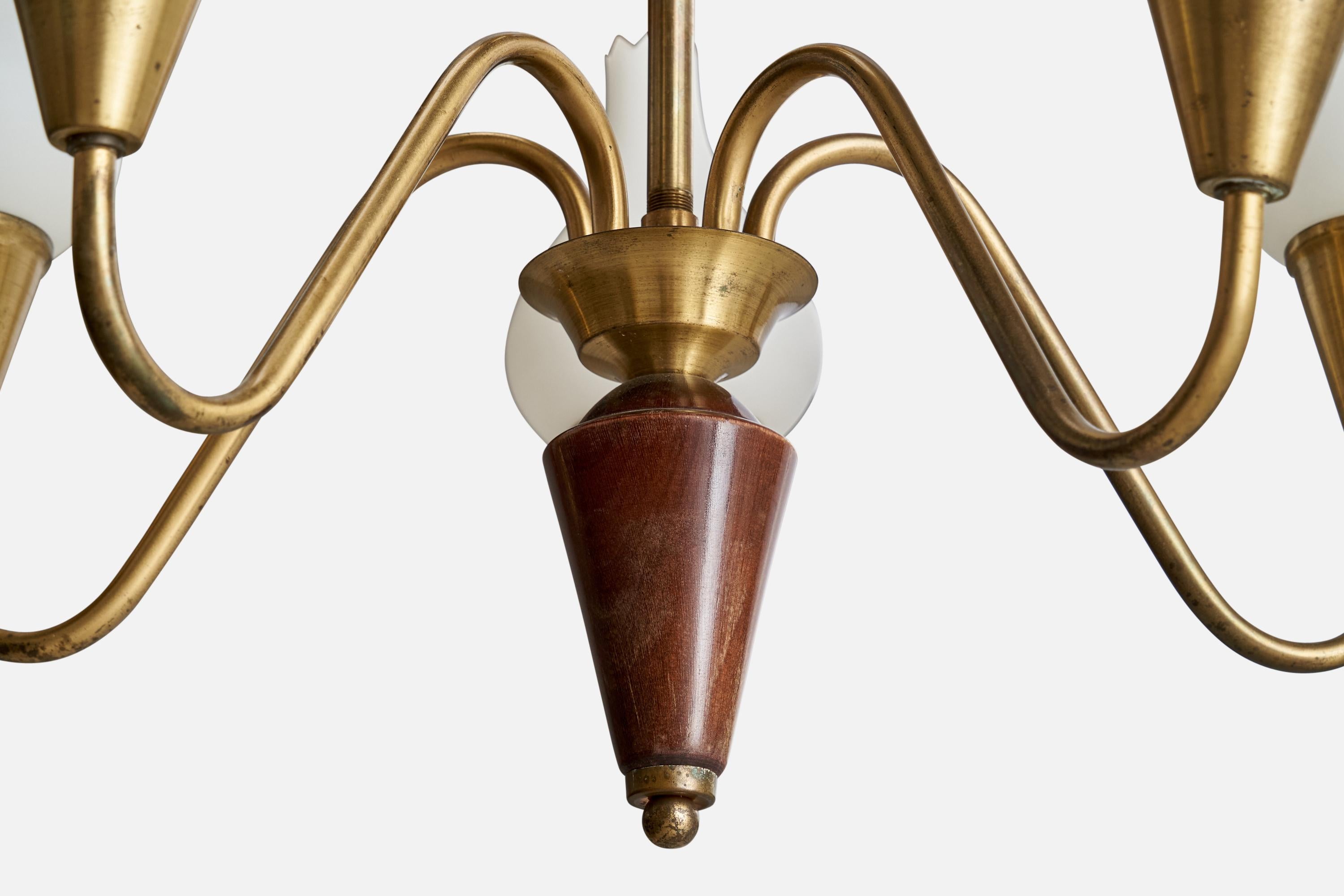 Milieu du XXe siècle Designer suédois, lustre, laiton, verre, bois, Suède, années 1940 en vente