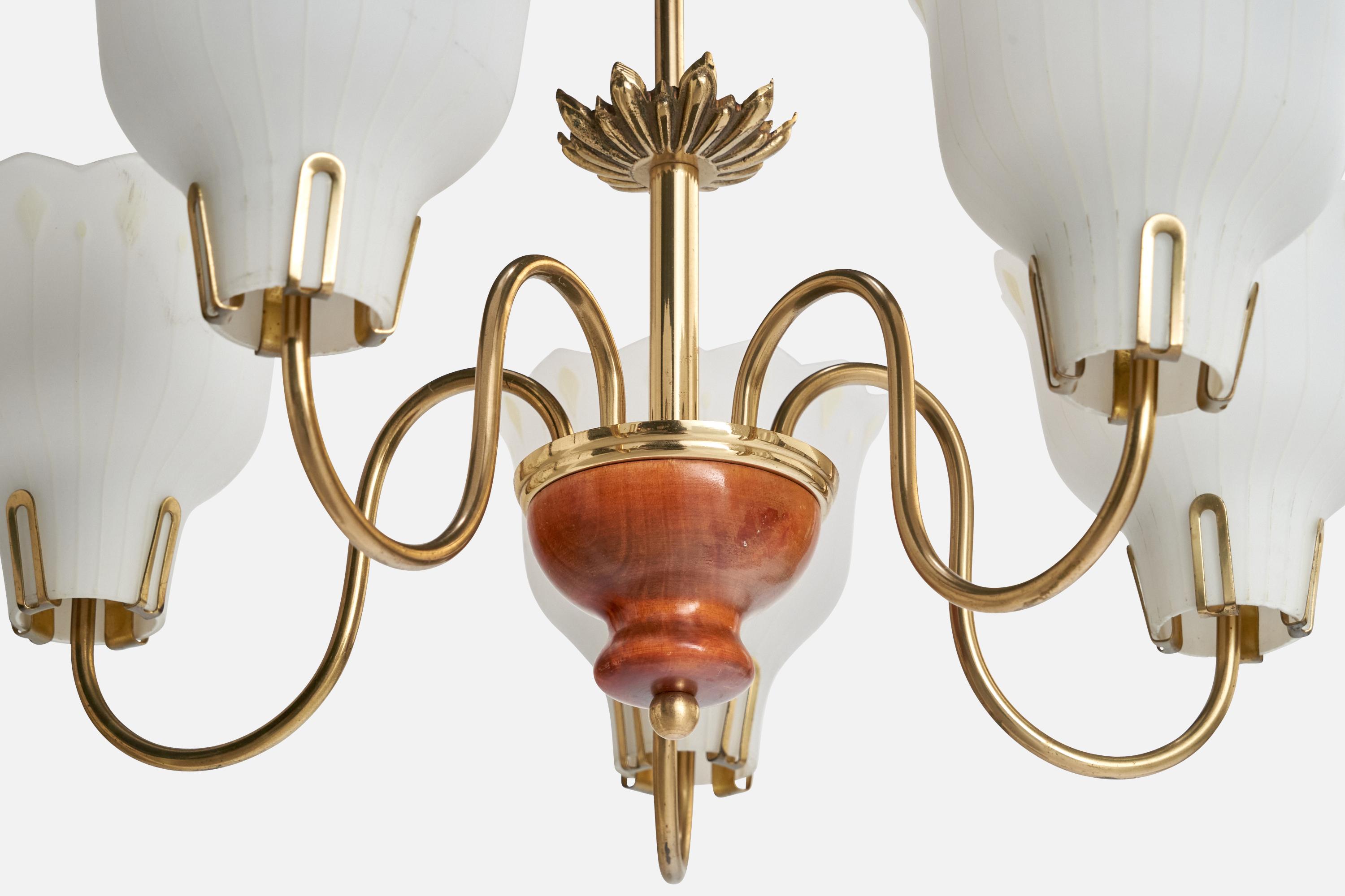 Milieu du XXe siècle Designer suédois, lustre, laiton, verre, bois, Suède, années 1940 en vente