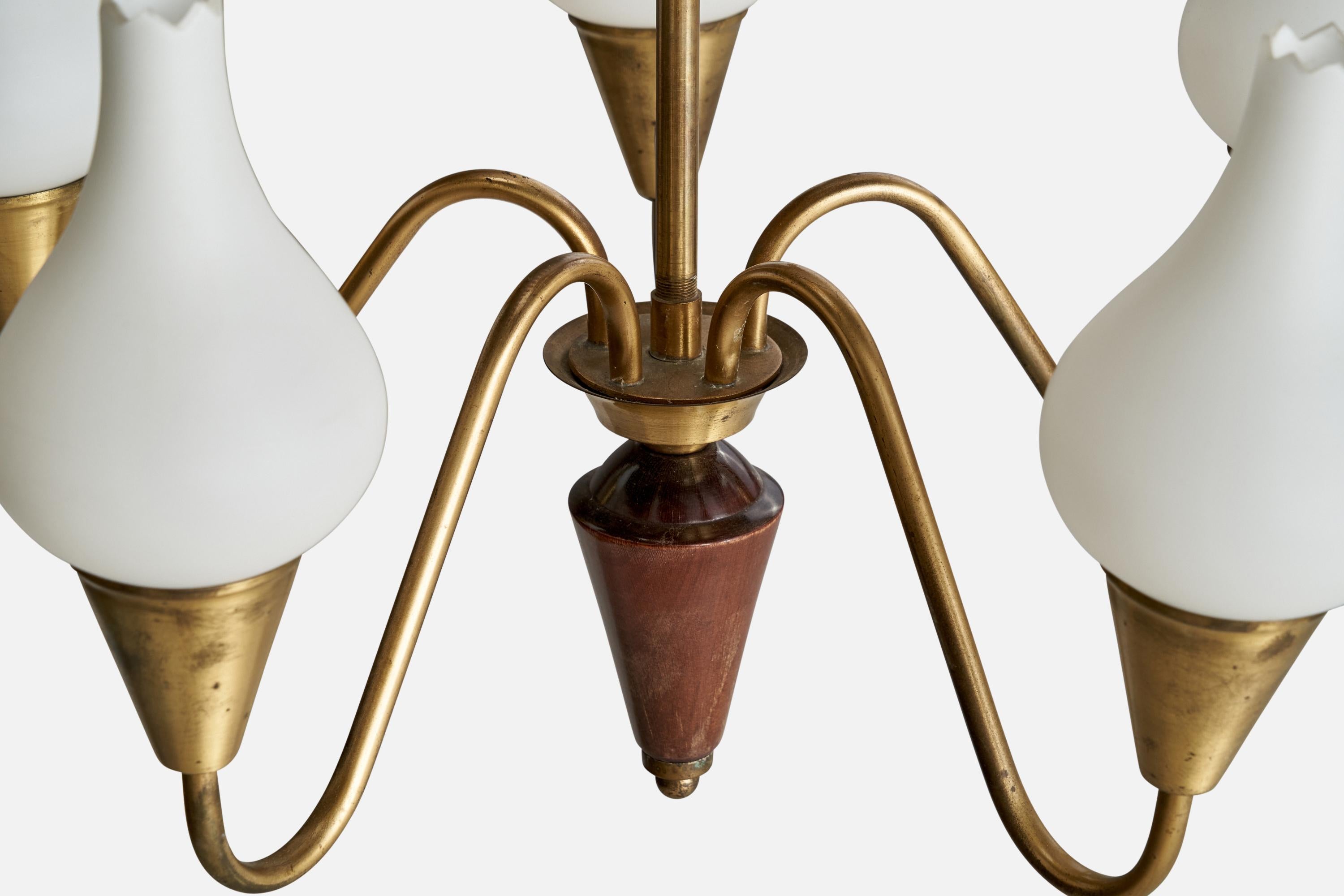 Laiton Designer suédois, lustre, laiton, verre, bois, Suède, années 1940 en vente
