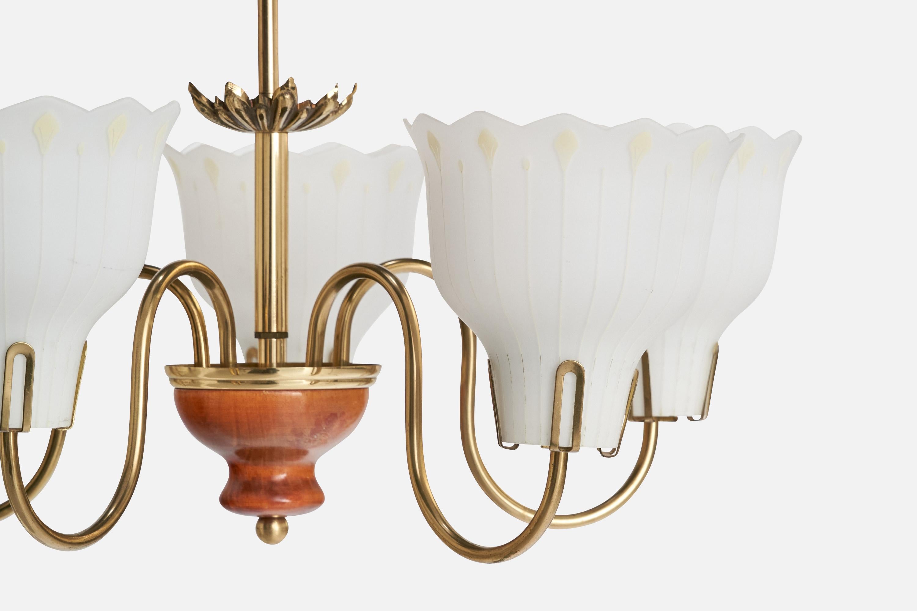 Laiton Designer suédois, lustre, laiton, verre, bois, Suède, années 1940 en vente