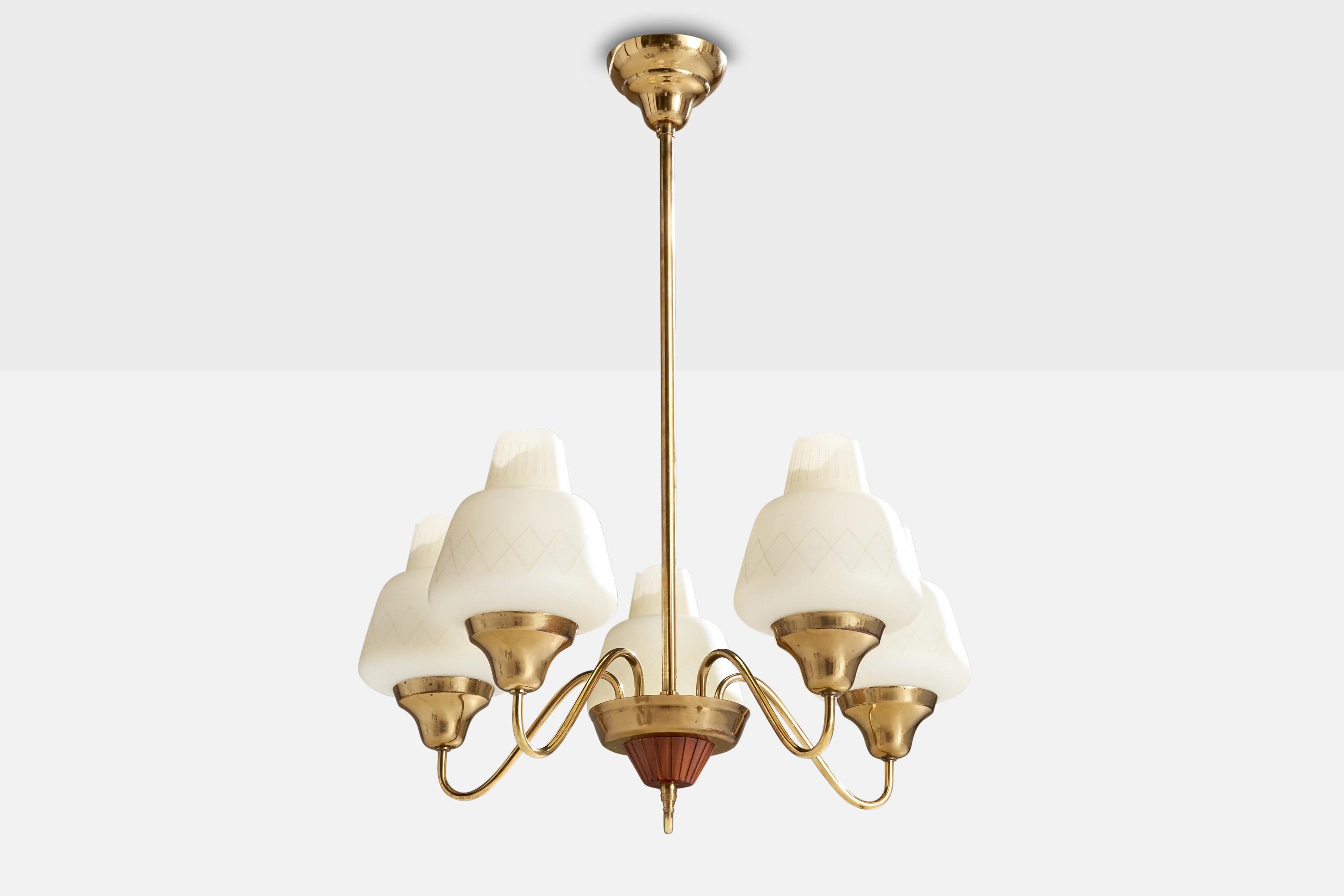 Lustre en laiton, bois et verre opalin blanc, conçu et produit en Suède, C.C. 1950.

Dimensions globales (pouces) : 27.375
