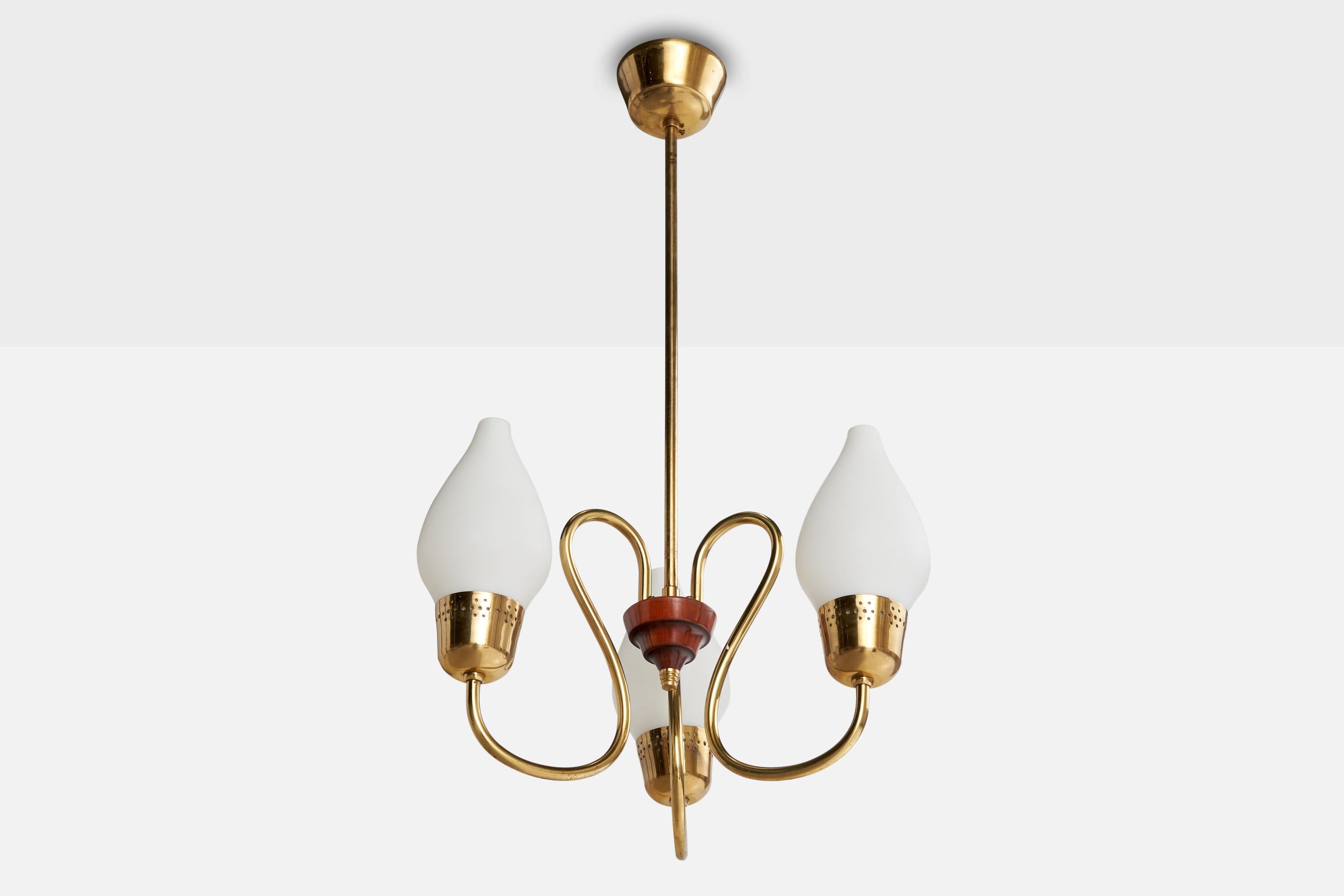 Lustre en laiton, verre opalin blanc et bois teinté, conçu et produit en Suède, C.I.C.

Dimensions globales (pouces) : 24.5