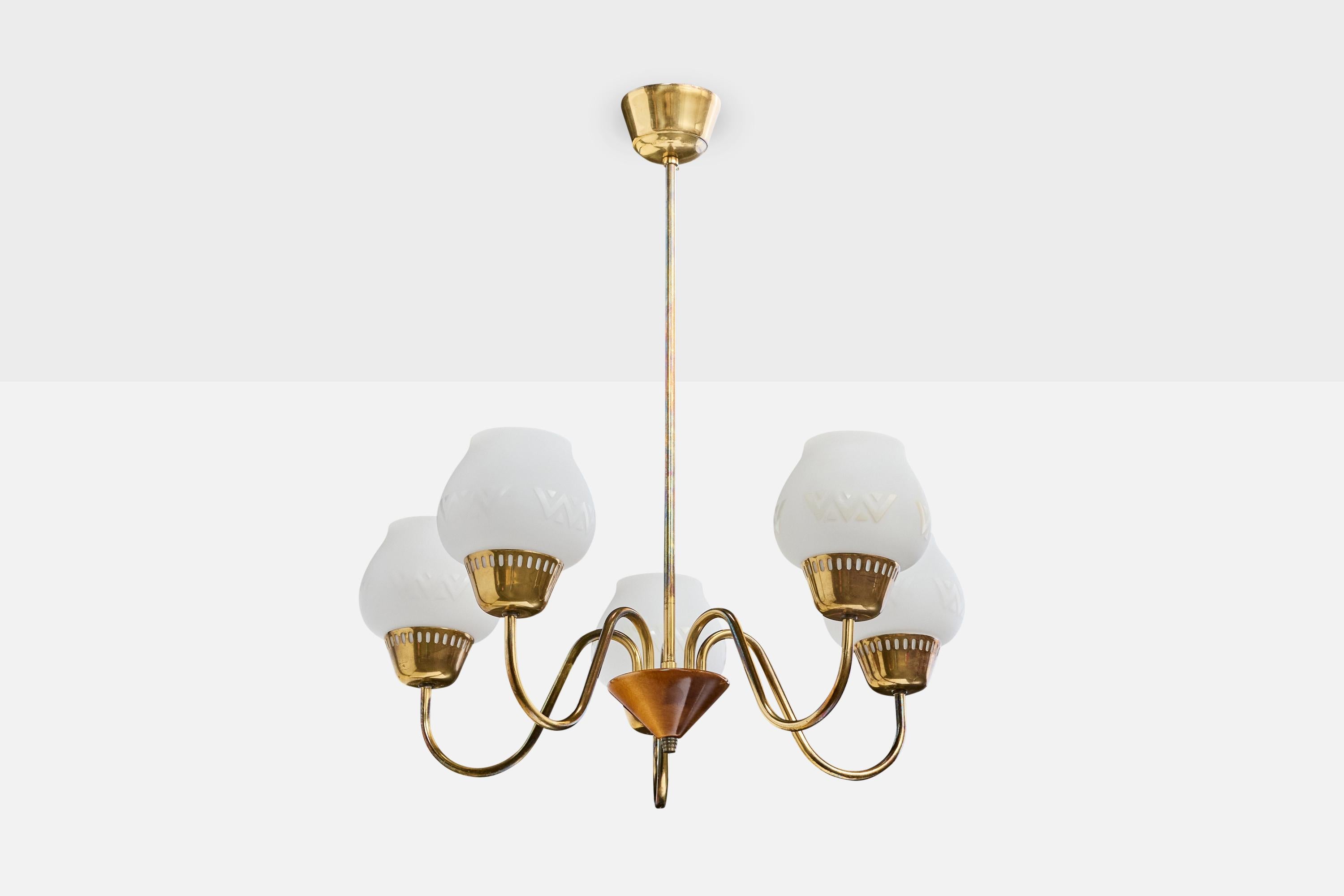 Lustre en laiton, verre opalin blanc et bois teinté, conçu et produit en Suède, C.I.C.

La tige et les bras en laiton présentent une oxydation modérée. 

Dimensions globales (pouces) : 26.0 