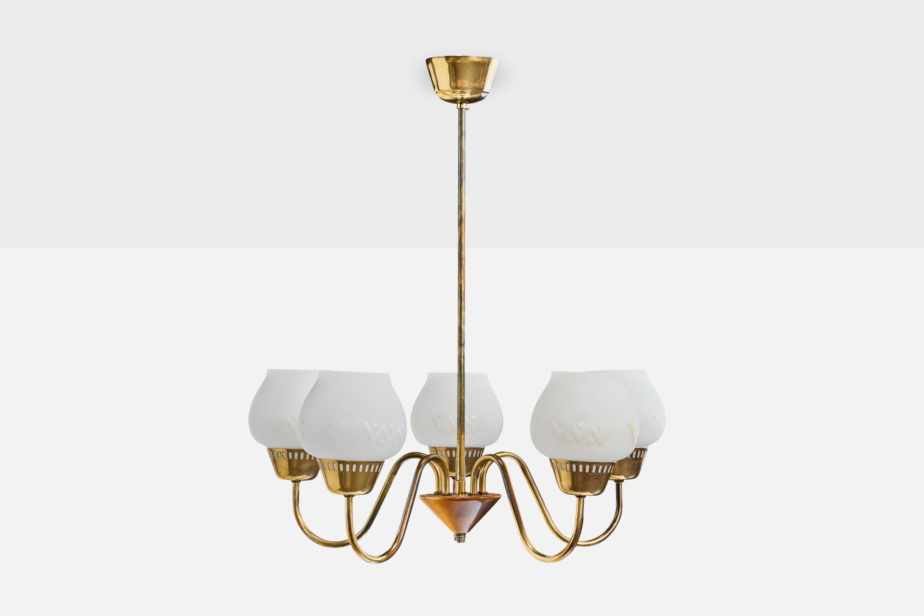 Mid-Century Modern Designer suédois, lustre, laiton, verre, Wood, Suède, années 1950 en vente