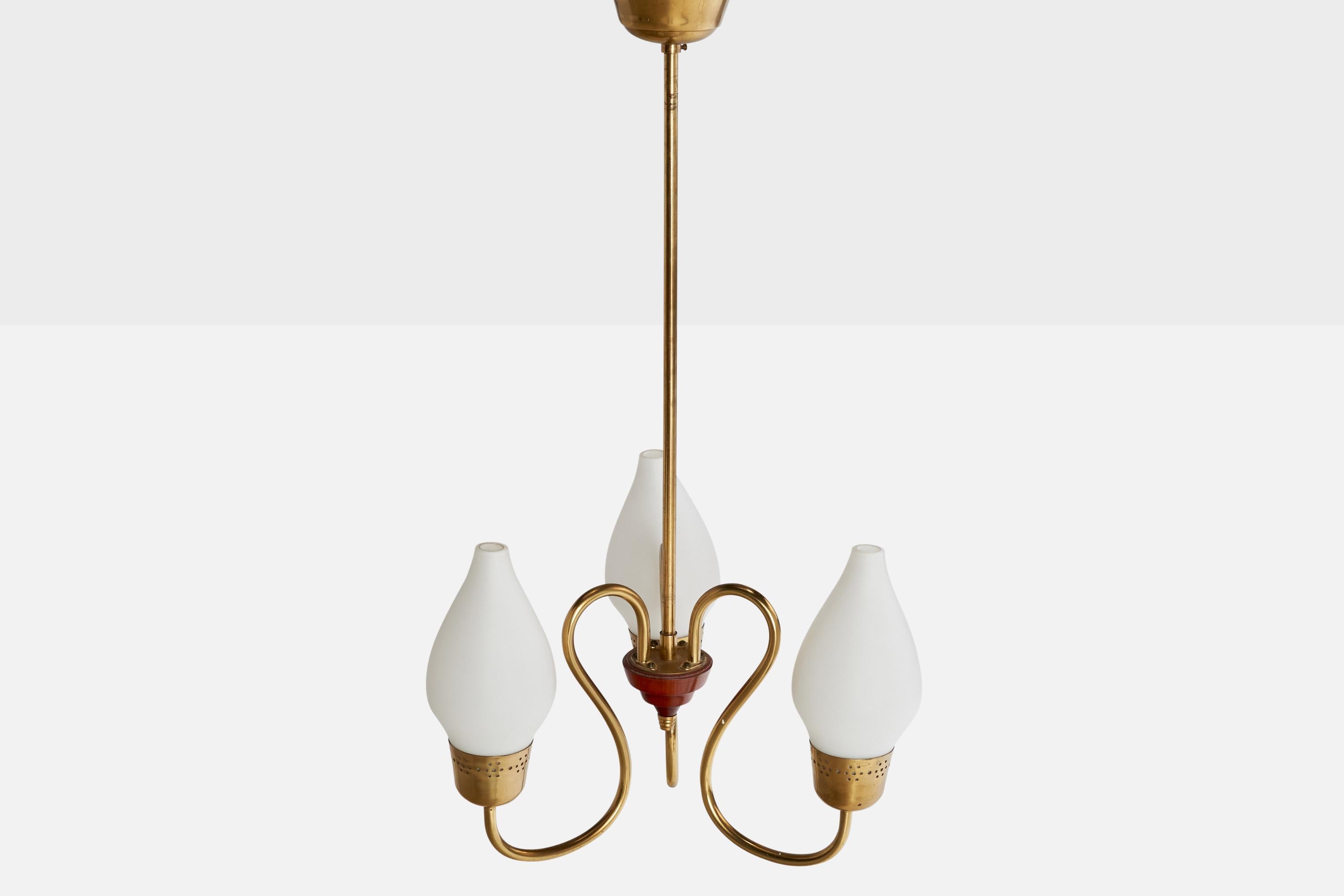Suédois Designer suédois, lustre, laiton, verre, Wood, Suède, années 1950 en vente