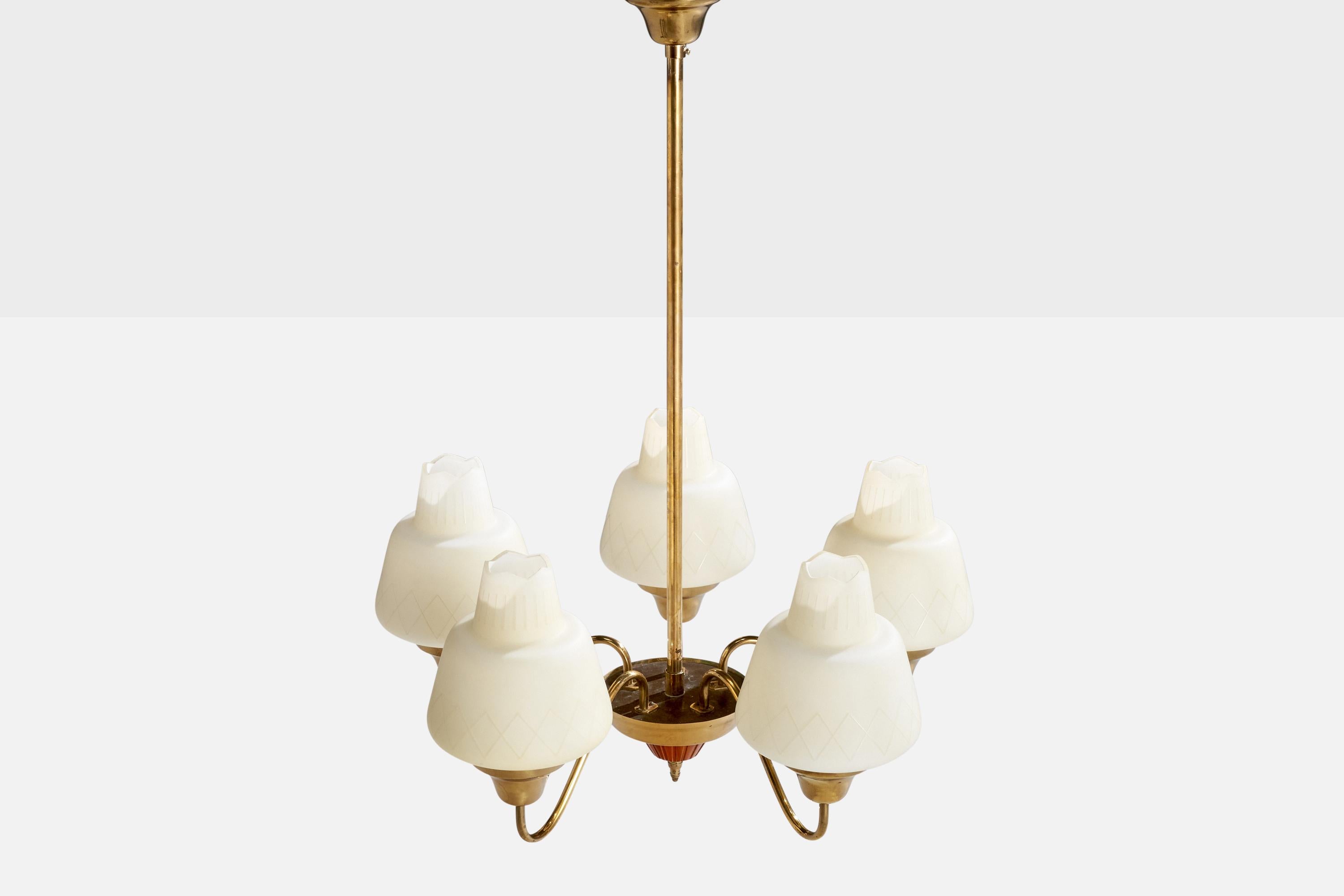 Designer suédois, lustre, laiton, verre, Wood, Suède, années 1950 Bon état - En vente à High Point, NC