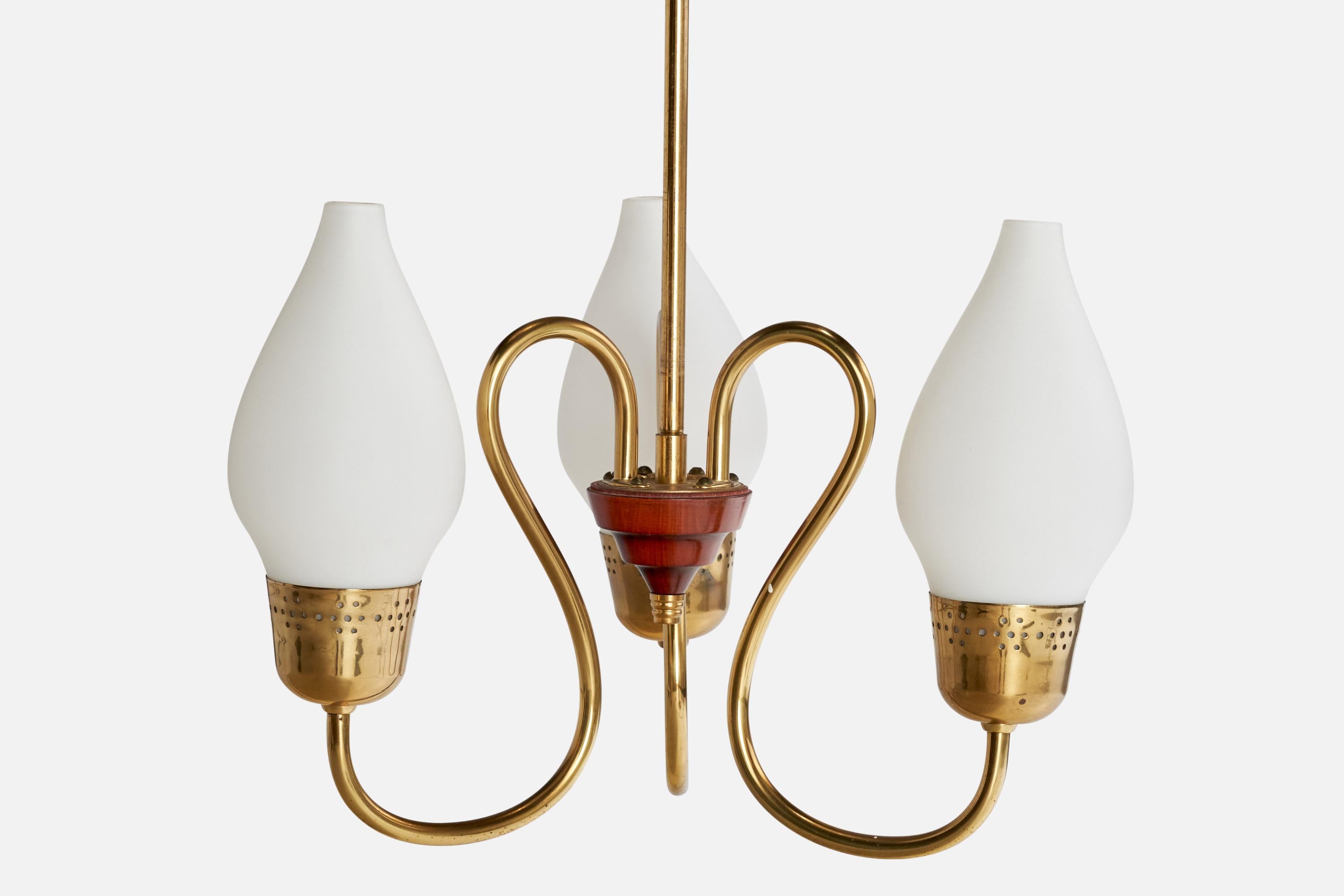 Designer suédois, lustre, laiton, verre, Wood, Suède, années 1950 Bon état - En vente à High Point, NC