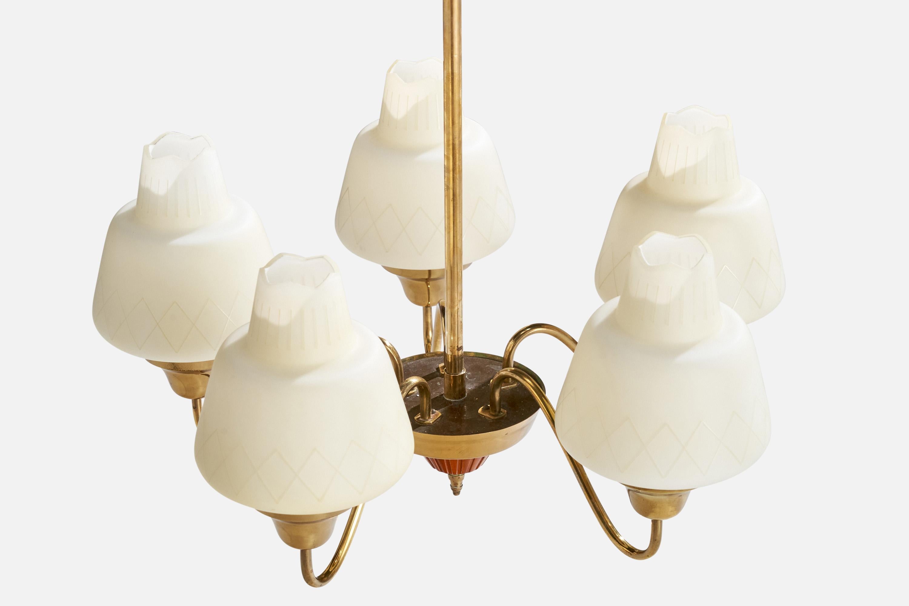Milieu du XXe siècle Designer suédois, lustre, laiton, verre, Wood, Suède, années 1950 en vente