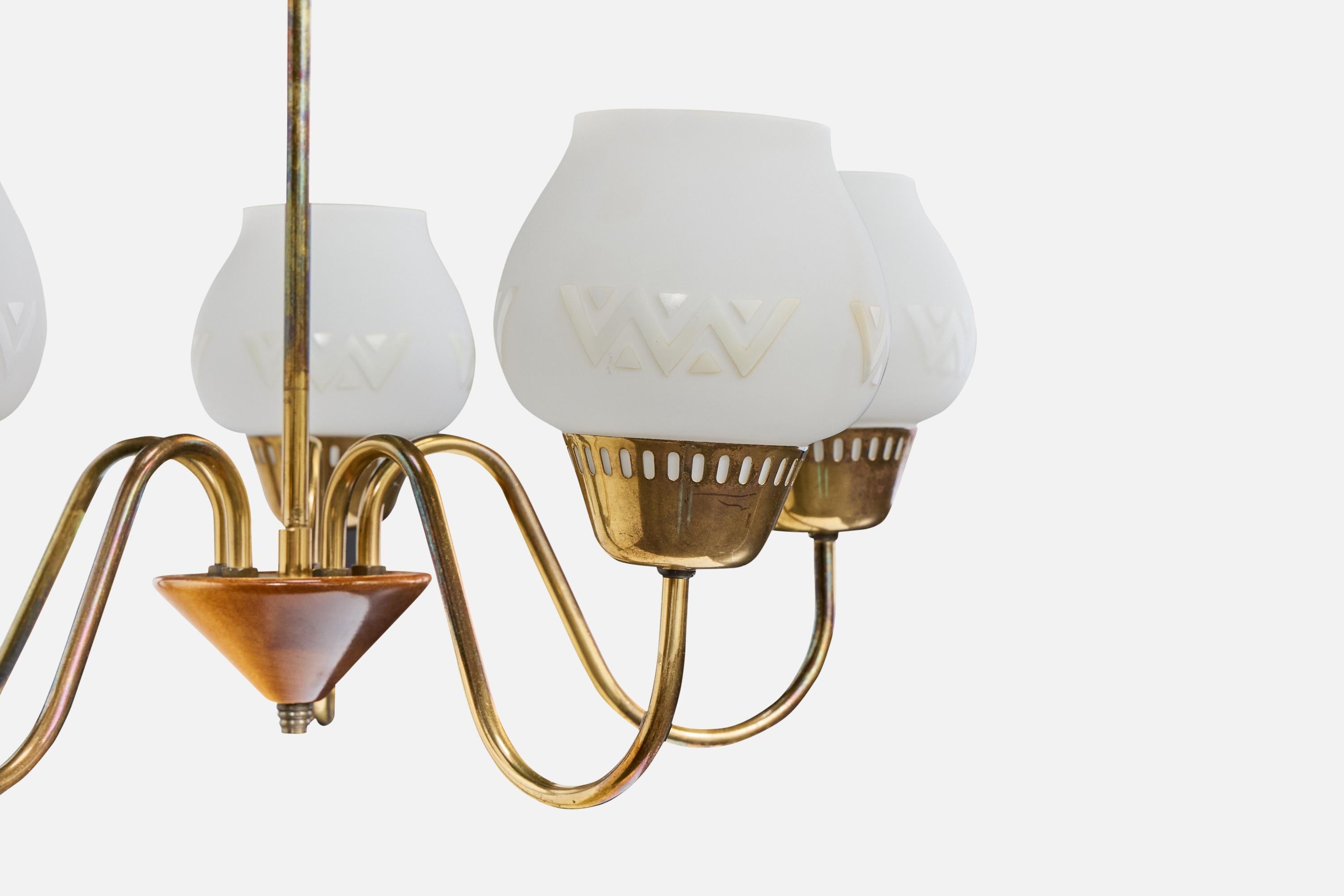 Milieu du XXe siècle Designer suédois, lustre, laiton, verre, Wood, Suède, années 1950 en vente