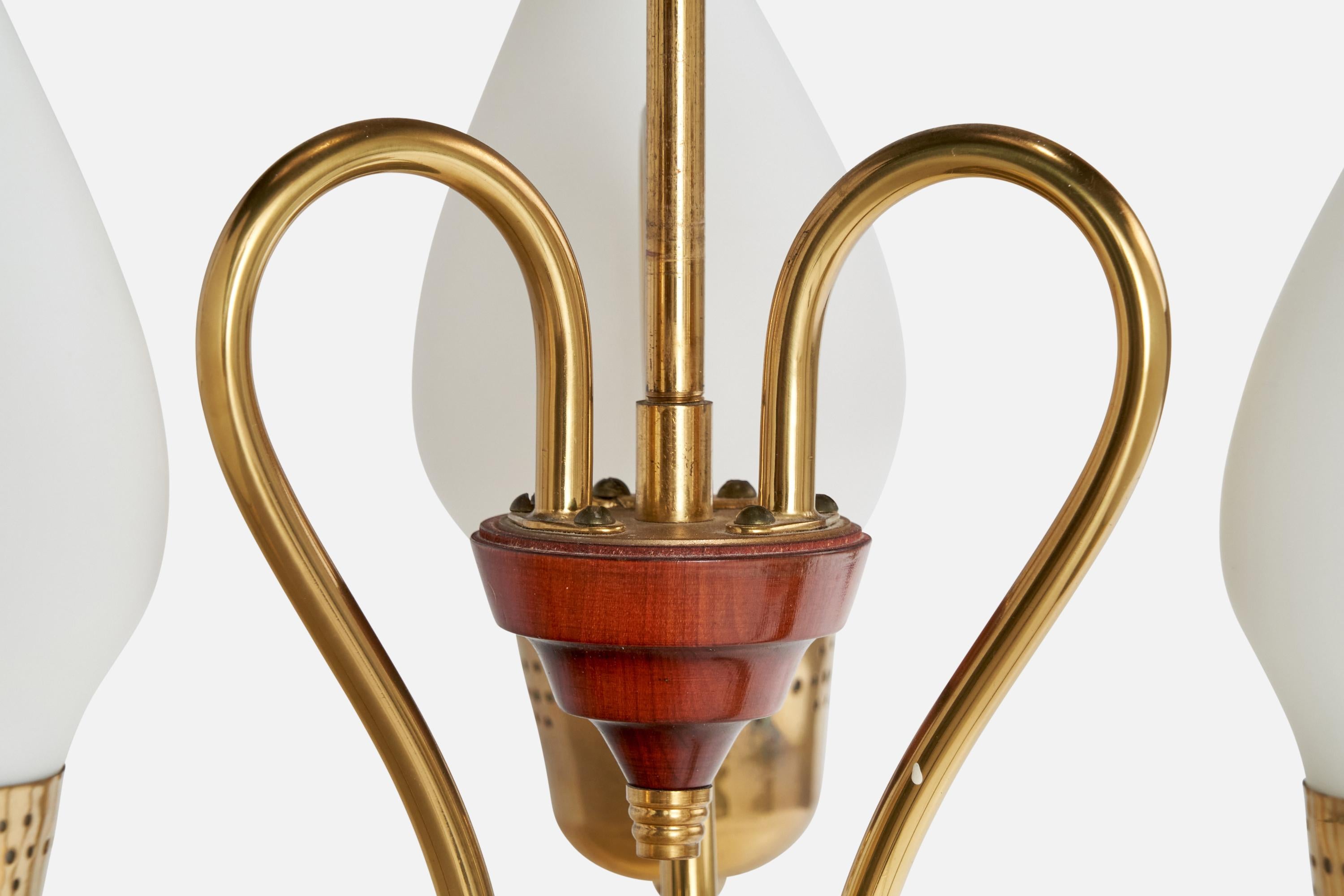 Laiton Designer suédois, lustre, laiton, verre, Wood, Suède, années 1950 en vente